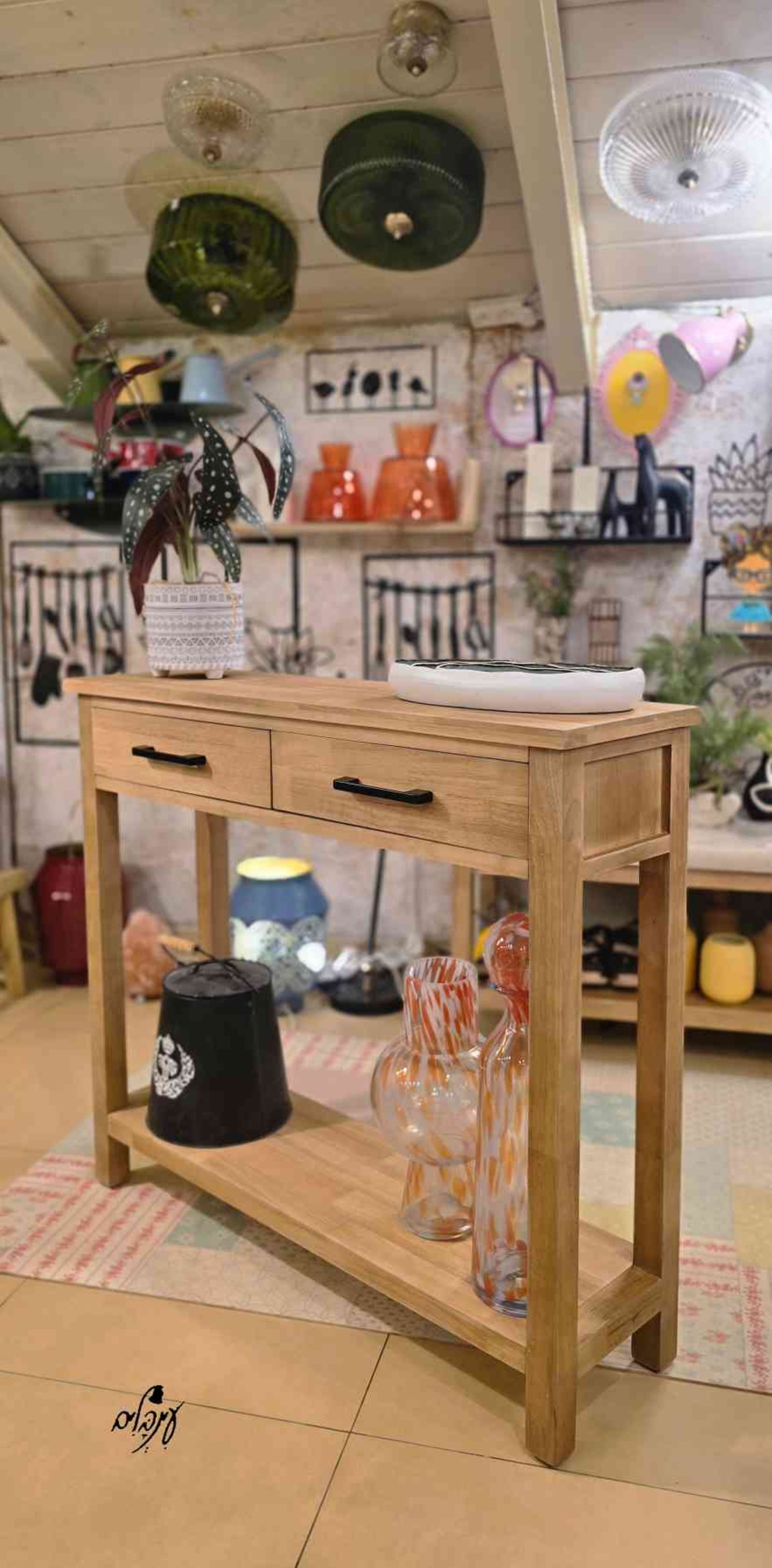 קונסולת וורה צרה