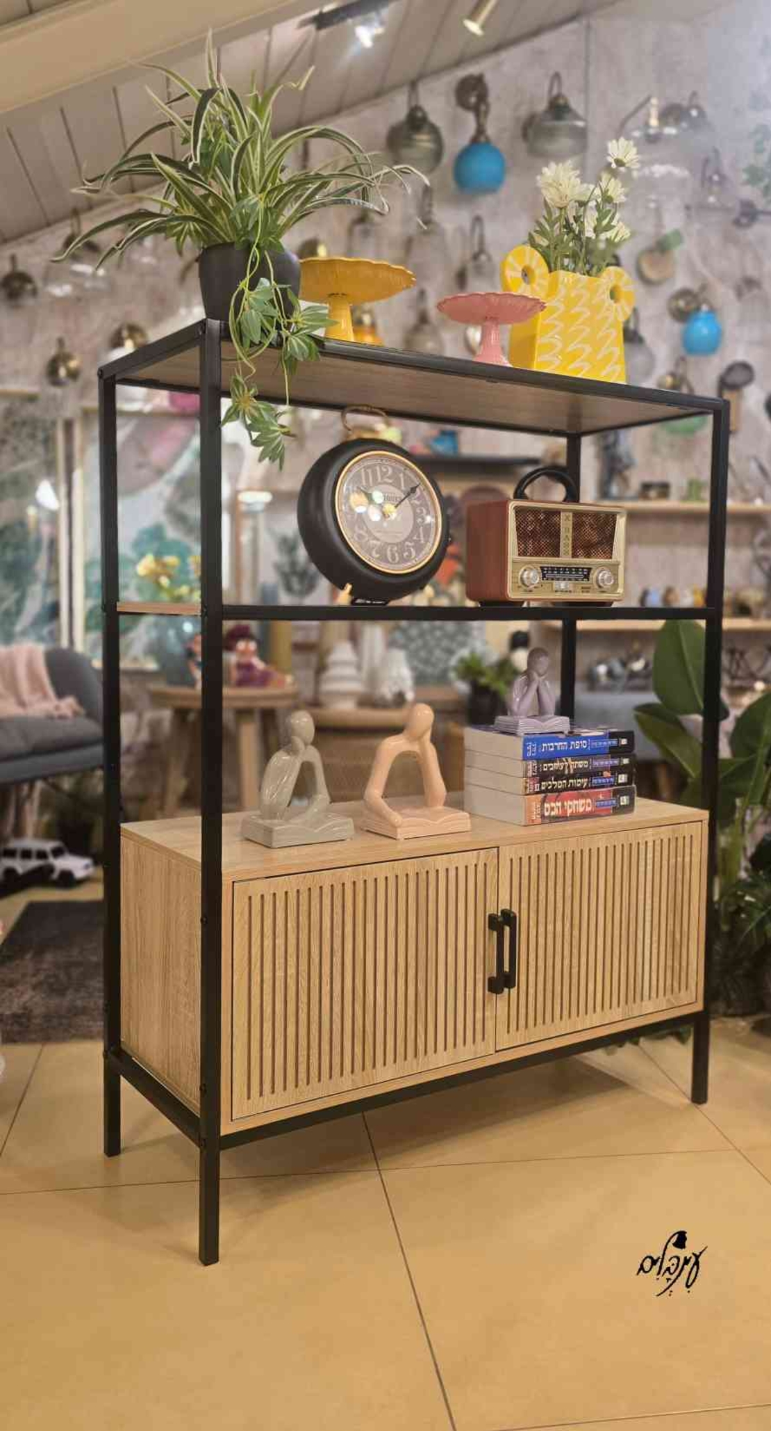 ארונית ספריה מעוצבת פסים