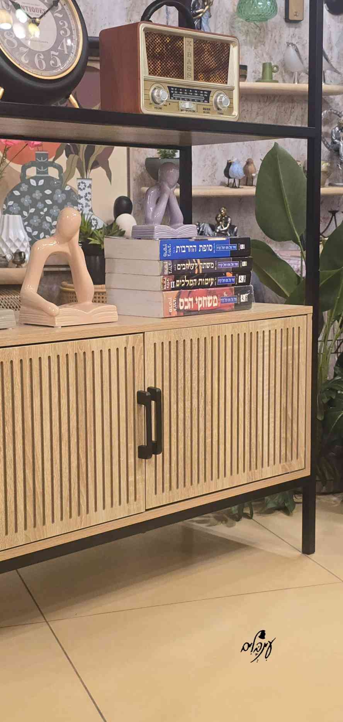 ארונית ספריה מעוצבת פסים