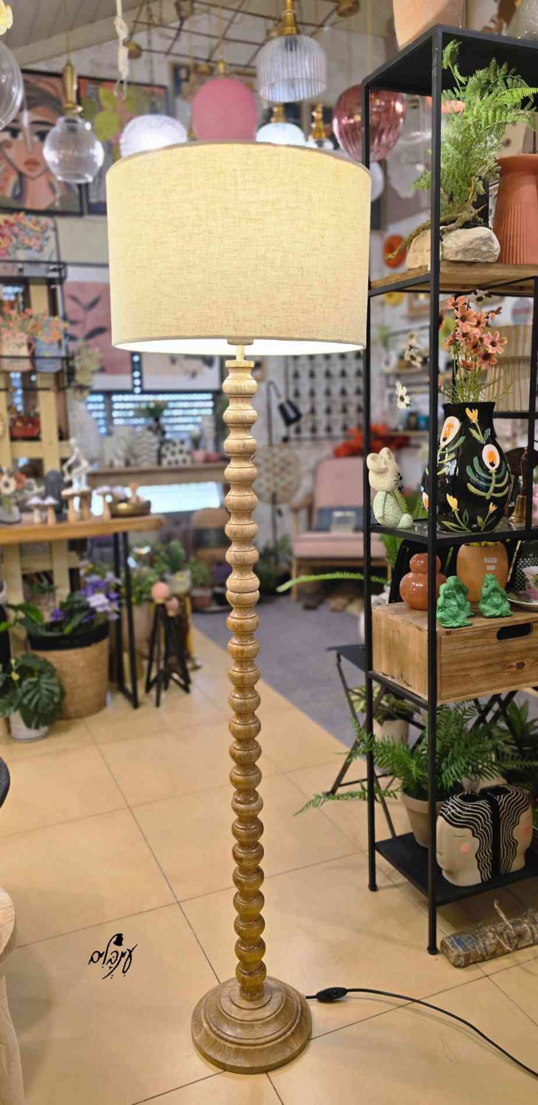מנורת רגל חרוזי עץ