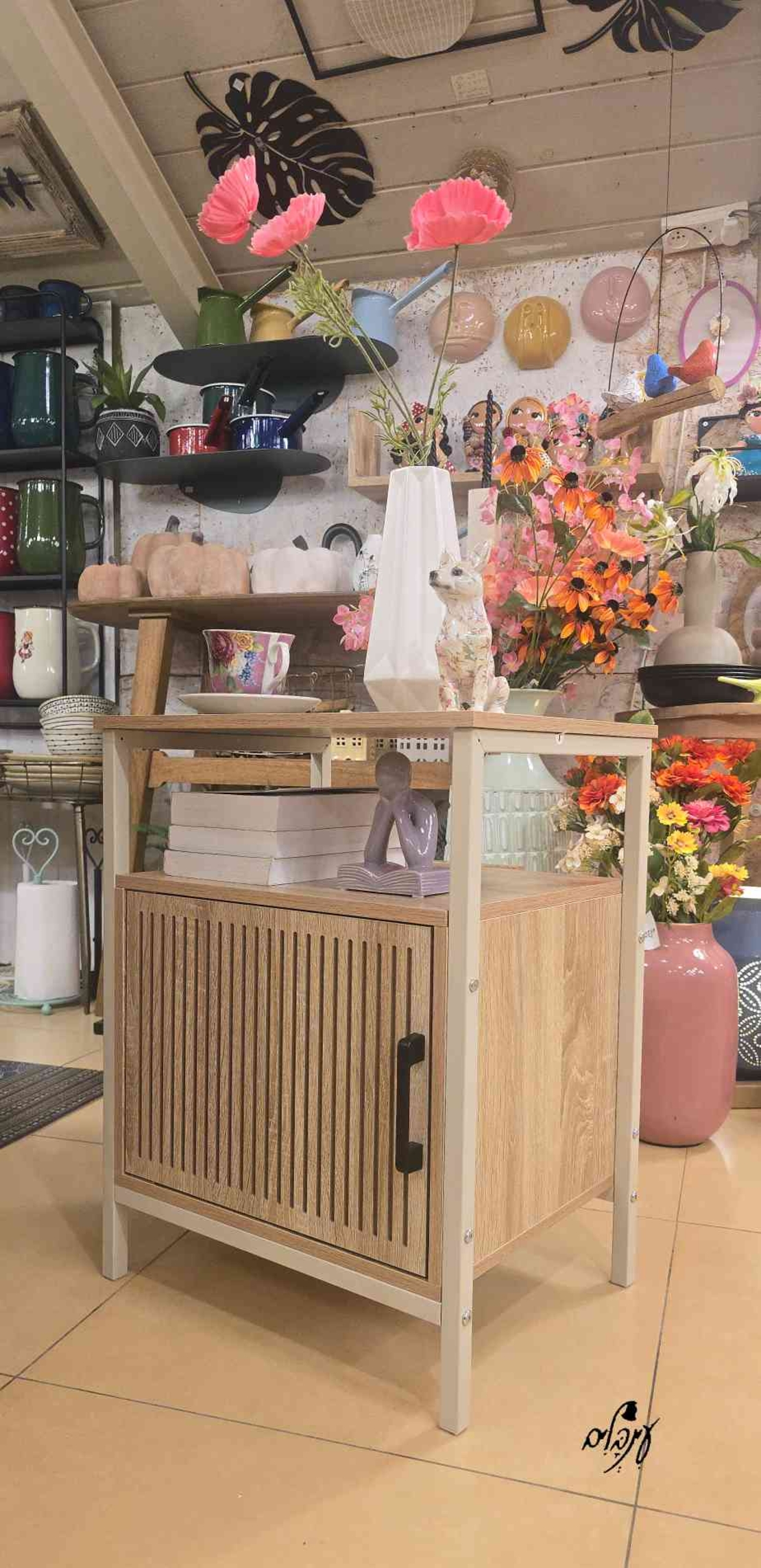 ארונית צד מעוצבת פסים לבנה