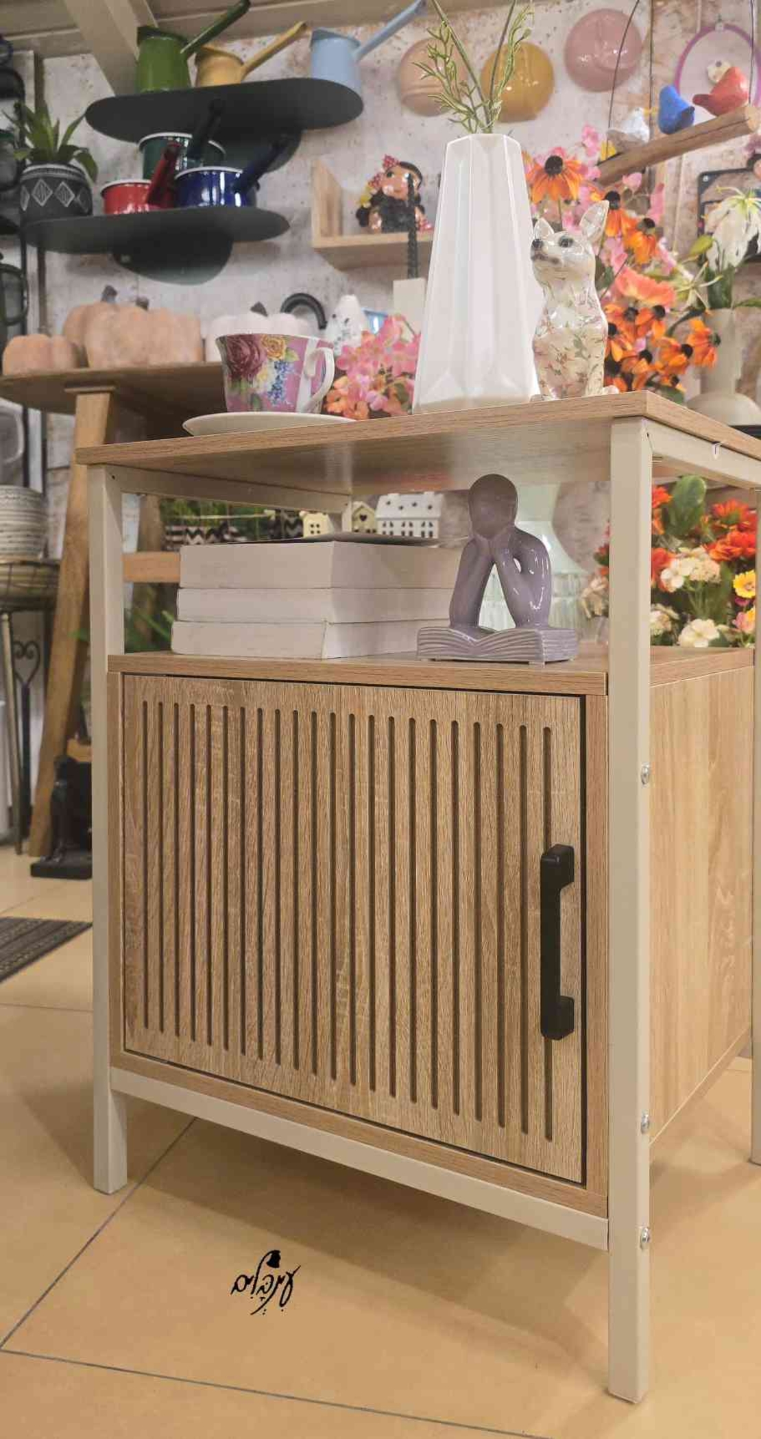 ארונית צד מעוצבת פסים לבנה