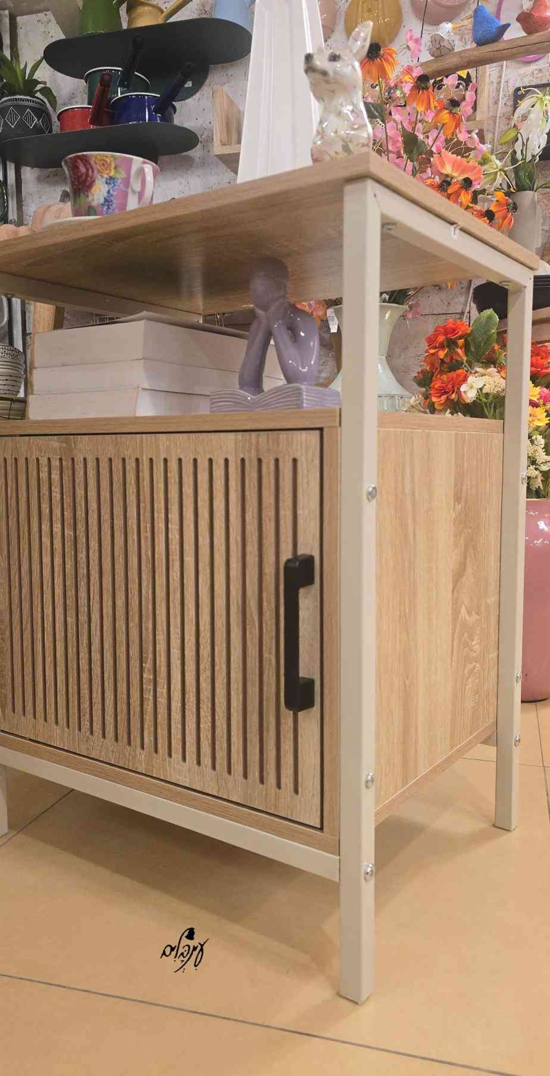 ארונית צד מעוצבת פסים לבנה