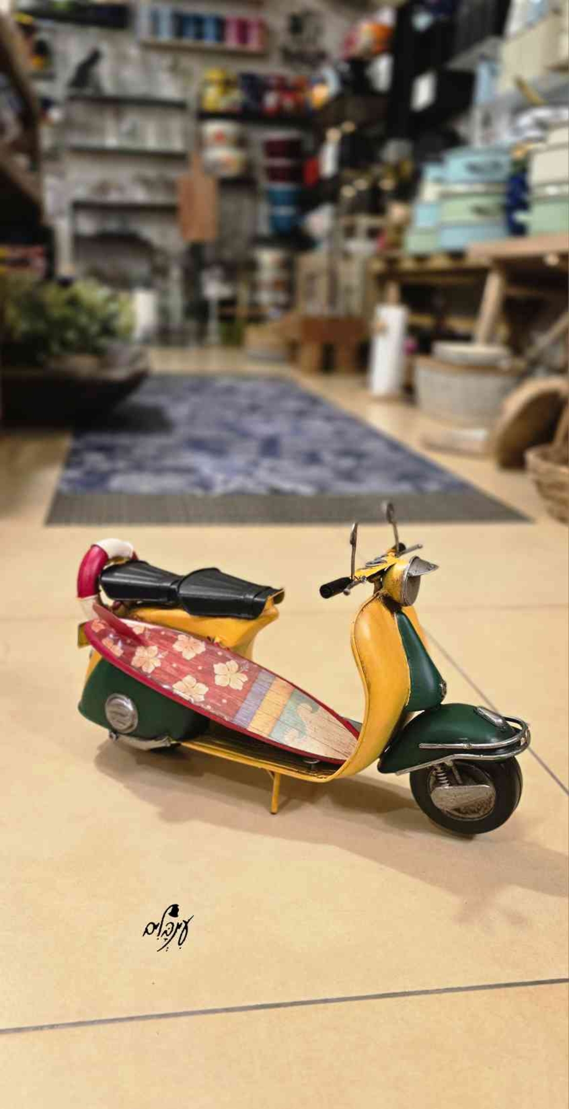 קטנוע צבעוני