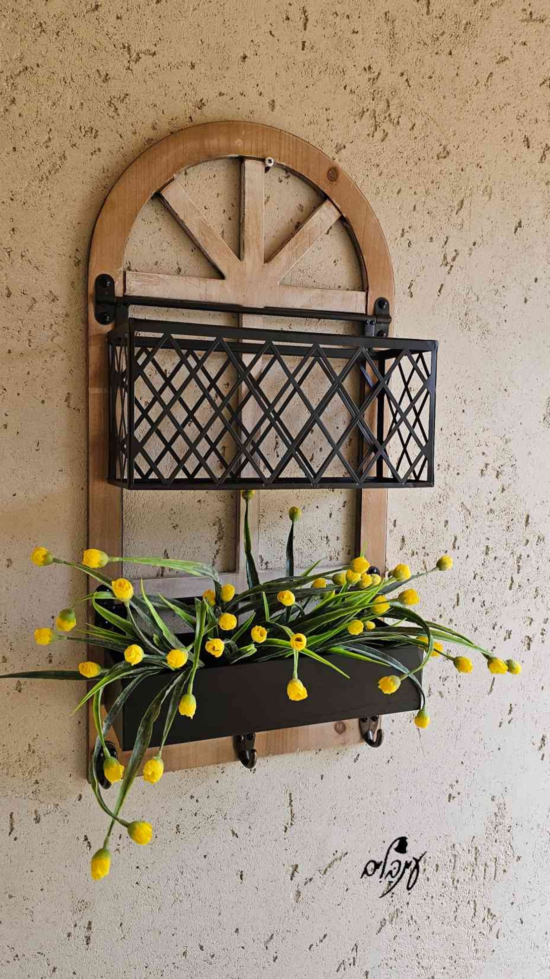 חלון דקורטיבי עם אדניות