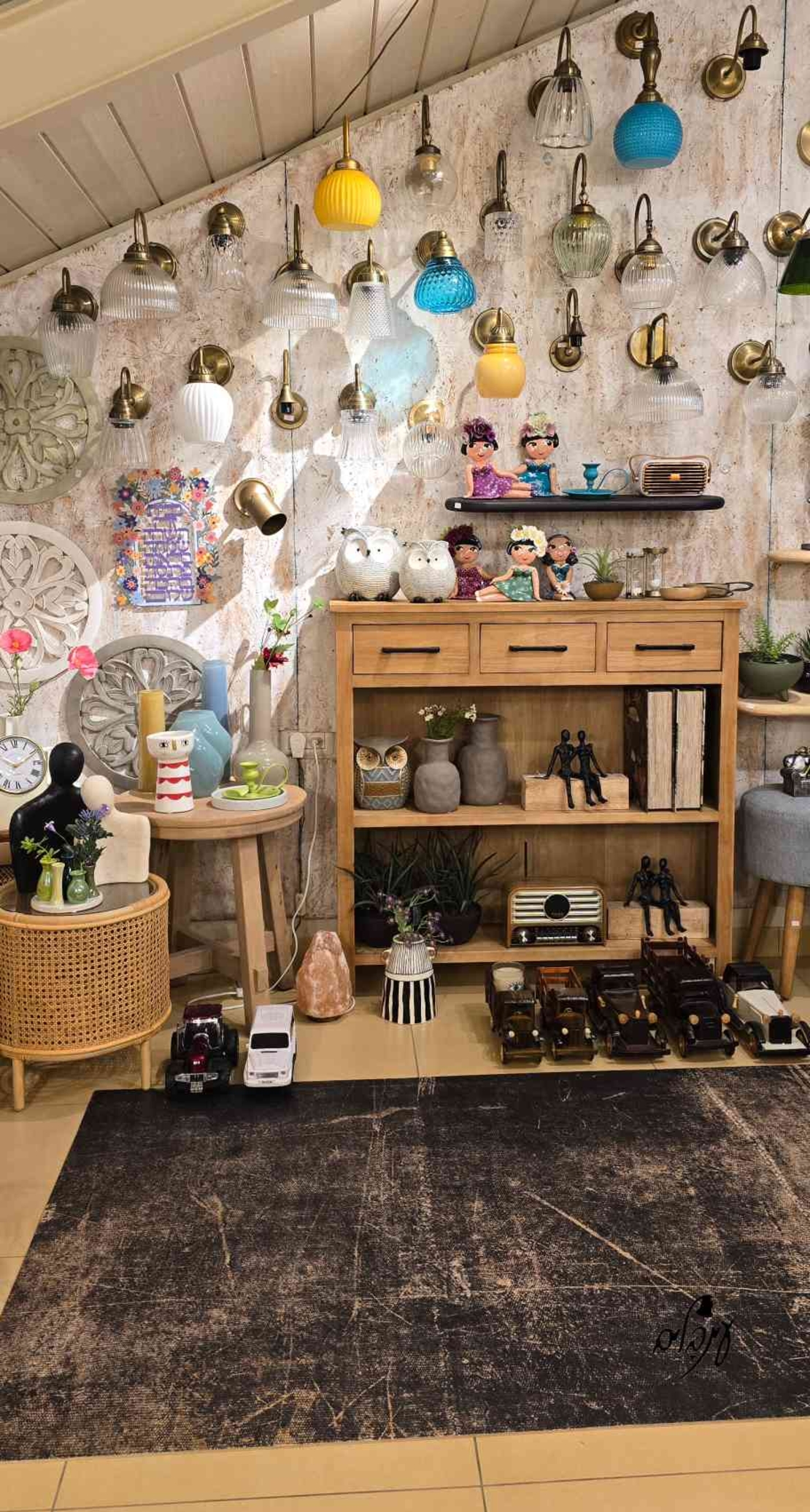 שידת עץ צרה