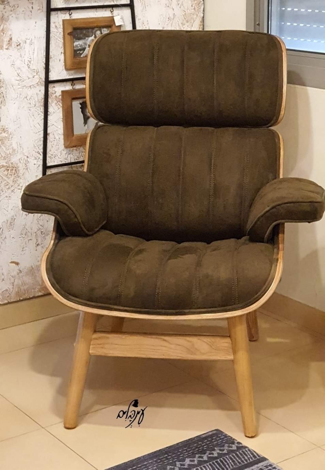 כורסא מעוצבת והדום