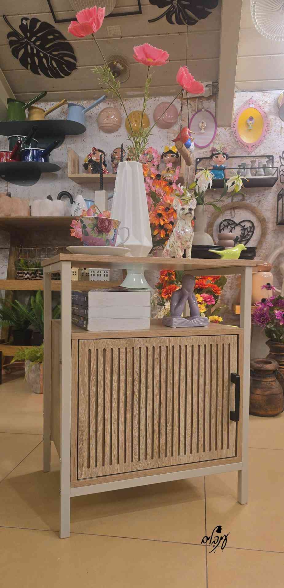 ארונית צד מעוצבת פסים לבנה