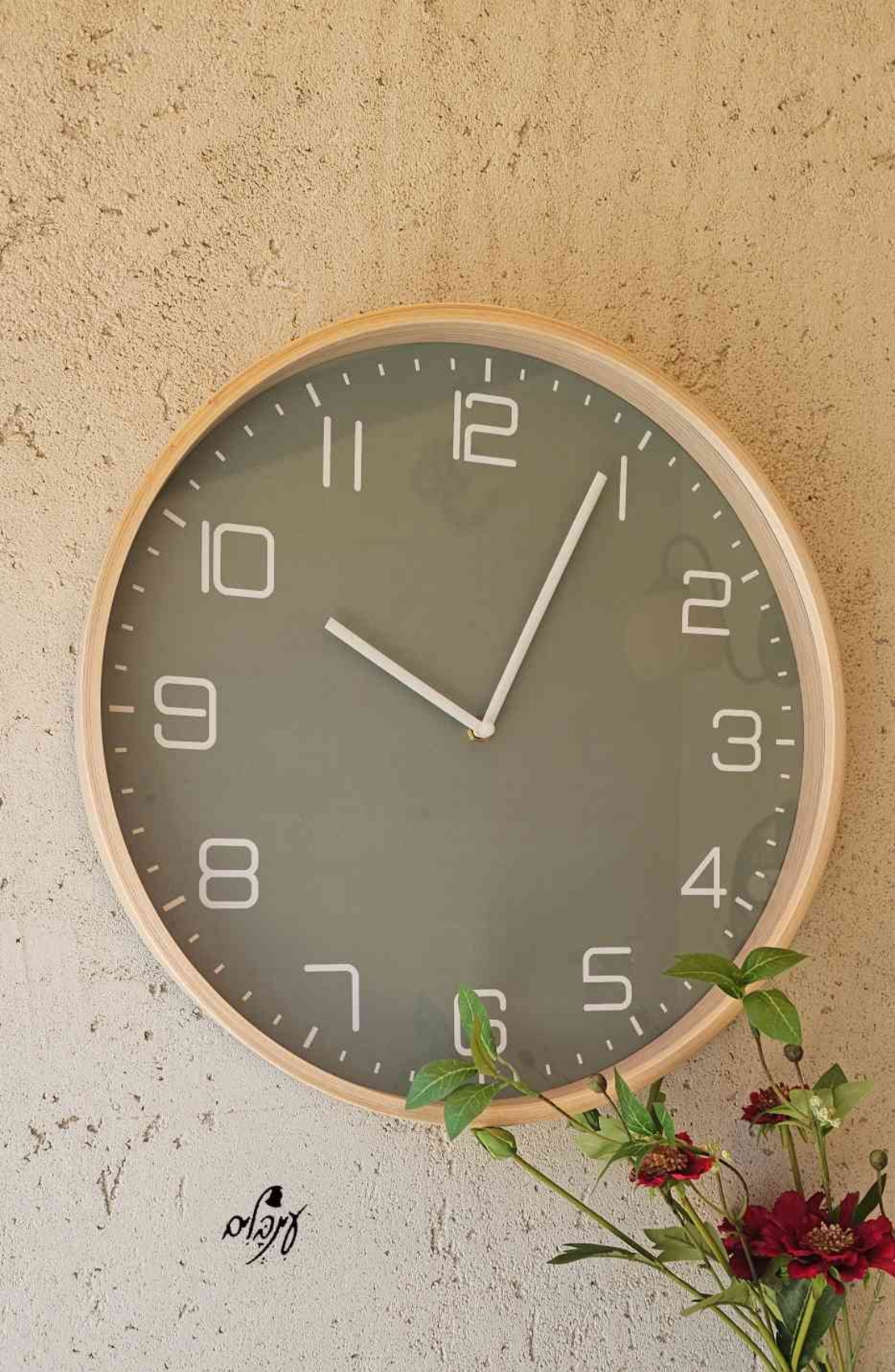 שעון עץ ירוק