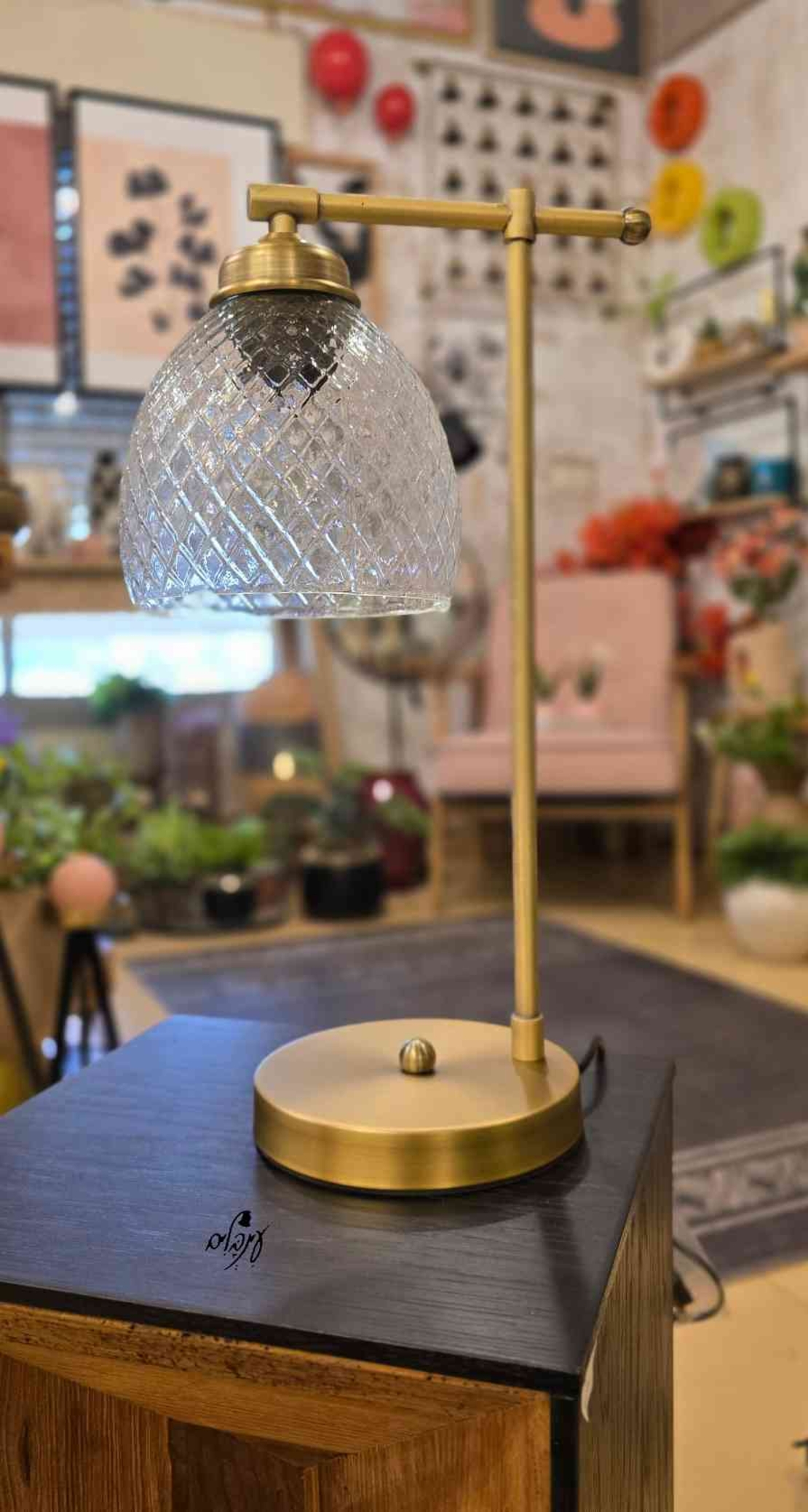 מנורת שירי זכוכית מעויינת