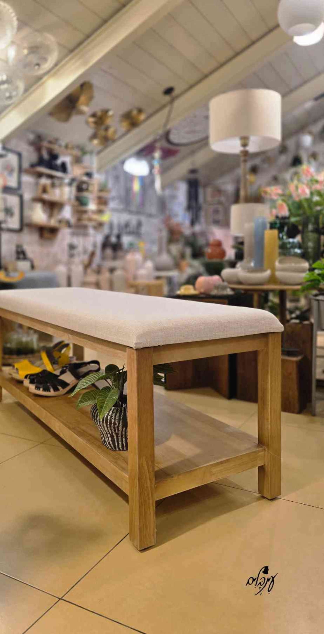 ספסל עץ מרופד