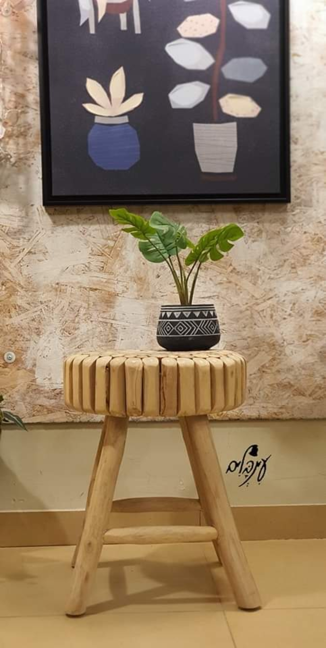 שרפרף עץ עגול בעיצוב מיוחד