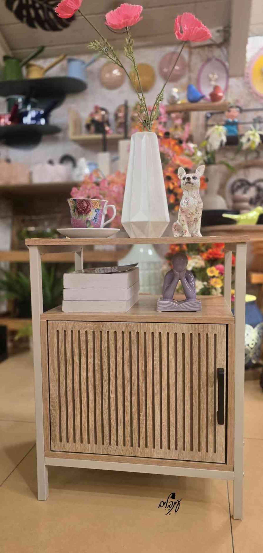 ארונית צד מעוצבת פסים לבנה