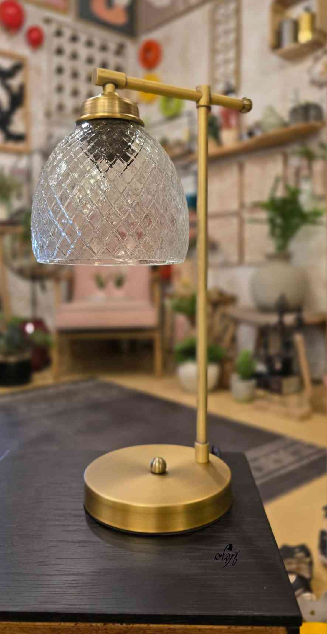 מנורת שירי זכוכית מעויינת