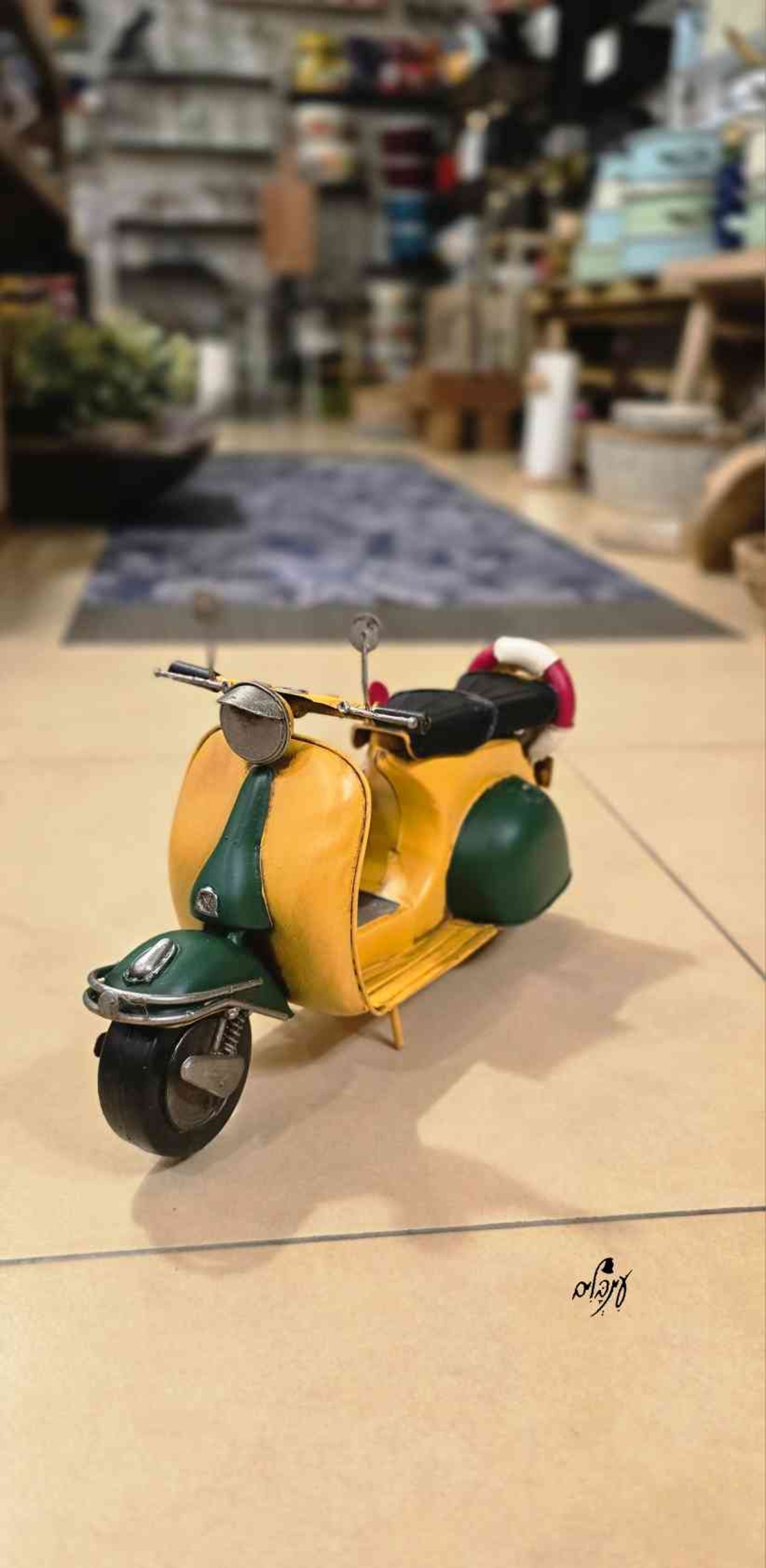 קטנוע צבעוני