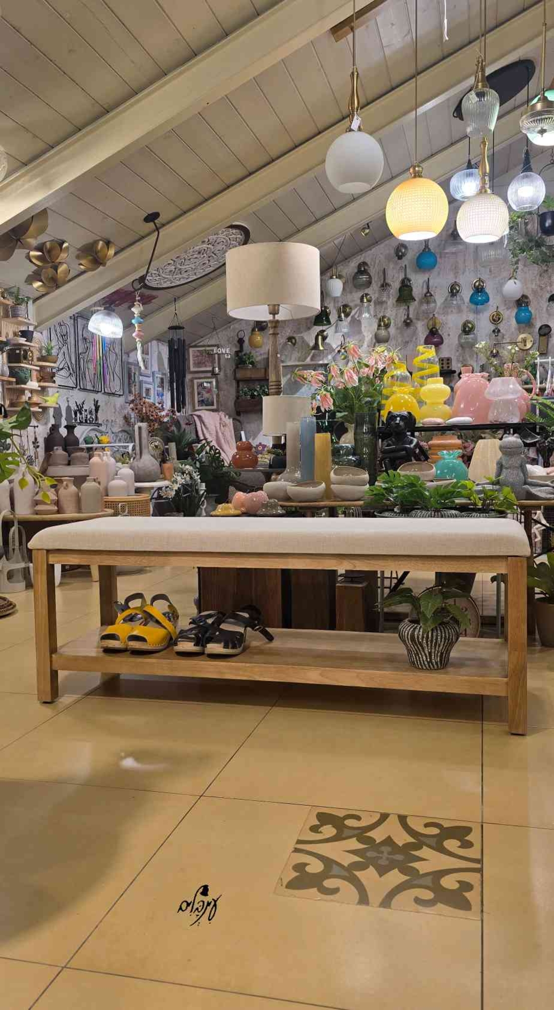 ספסל עץ מרופד