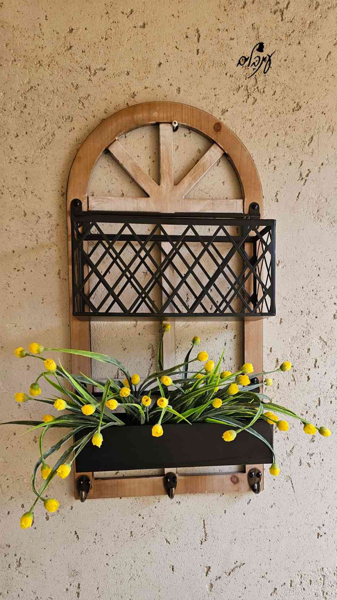 חלון דקורטיבי עם אדניות