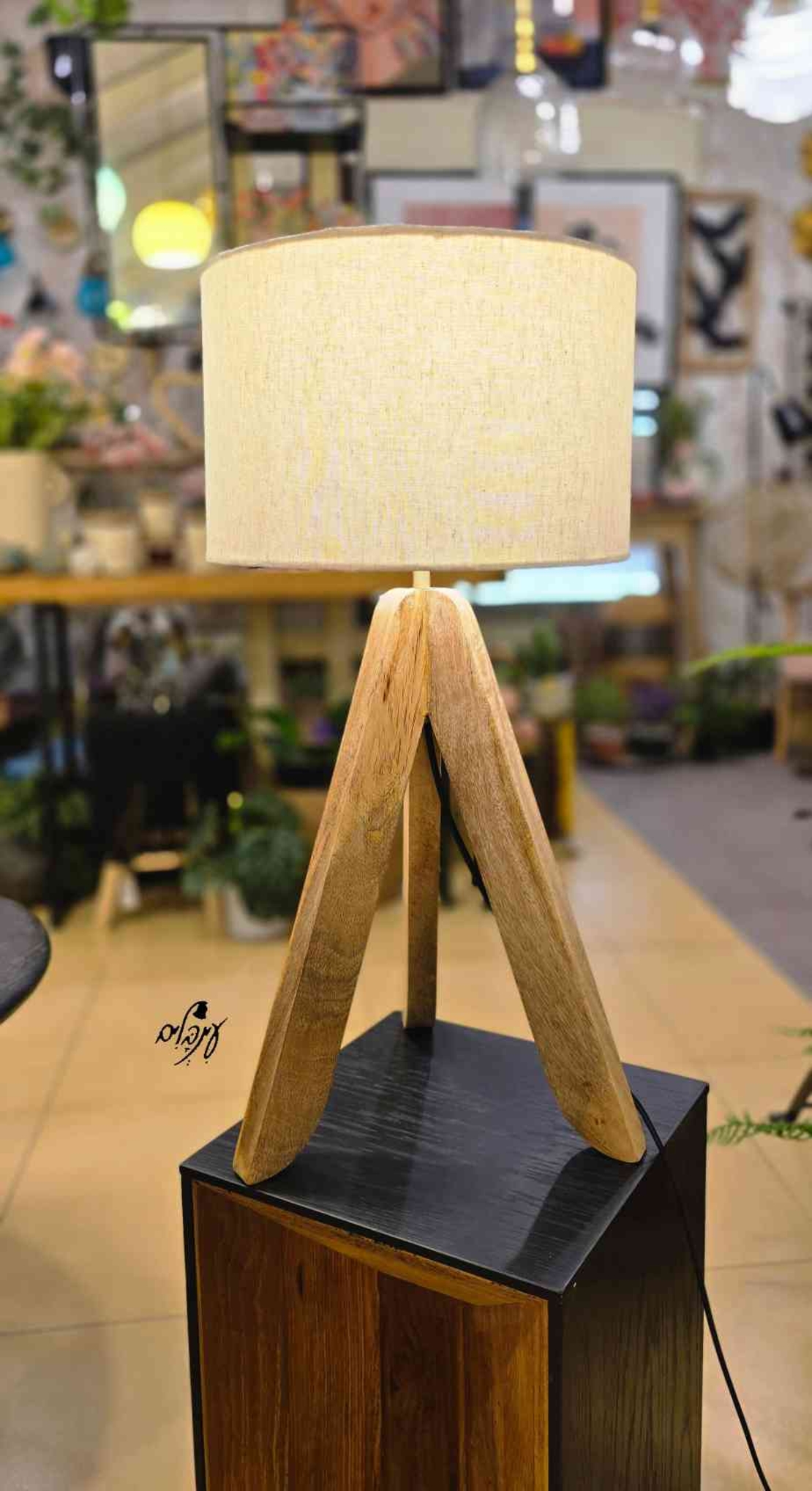 מנורת שולחן רגלי עץ