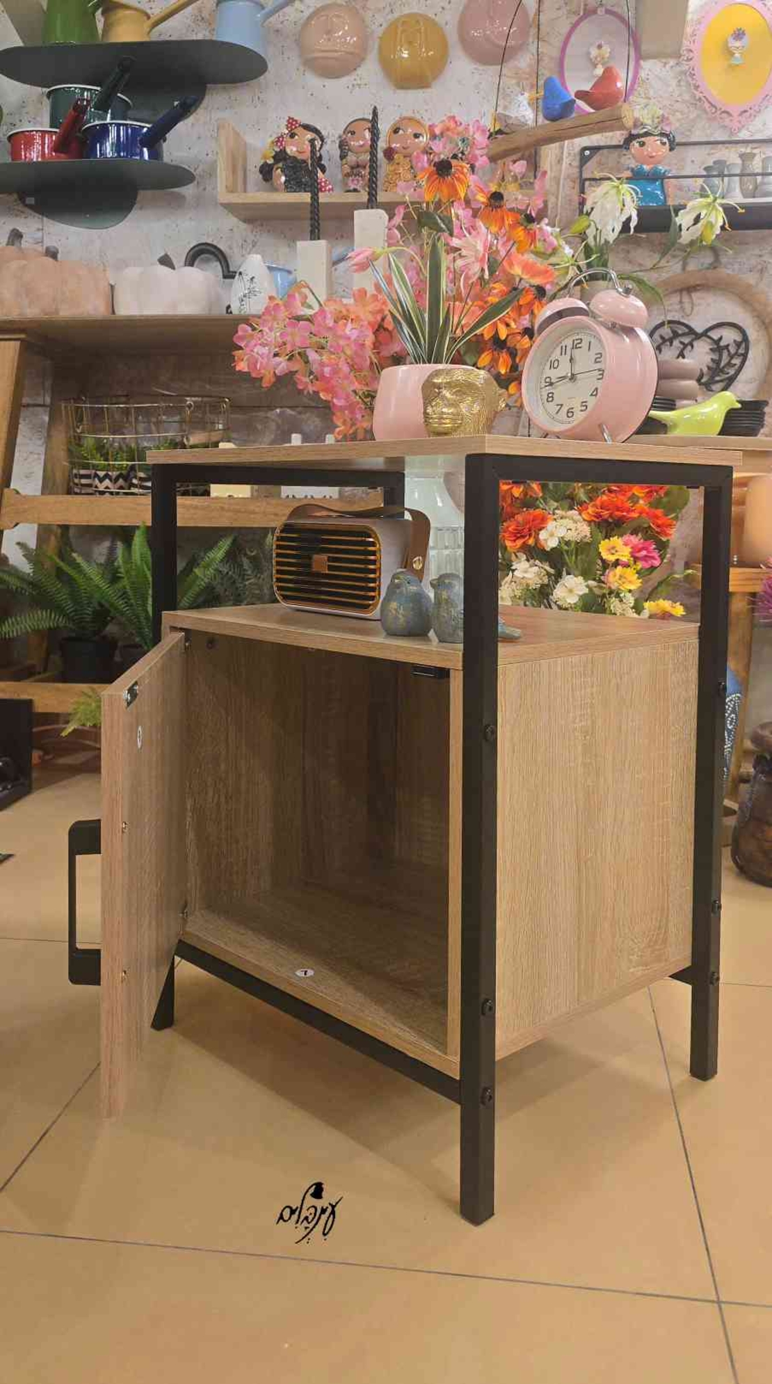 ארונית צד מעוצבת פסים שחורה