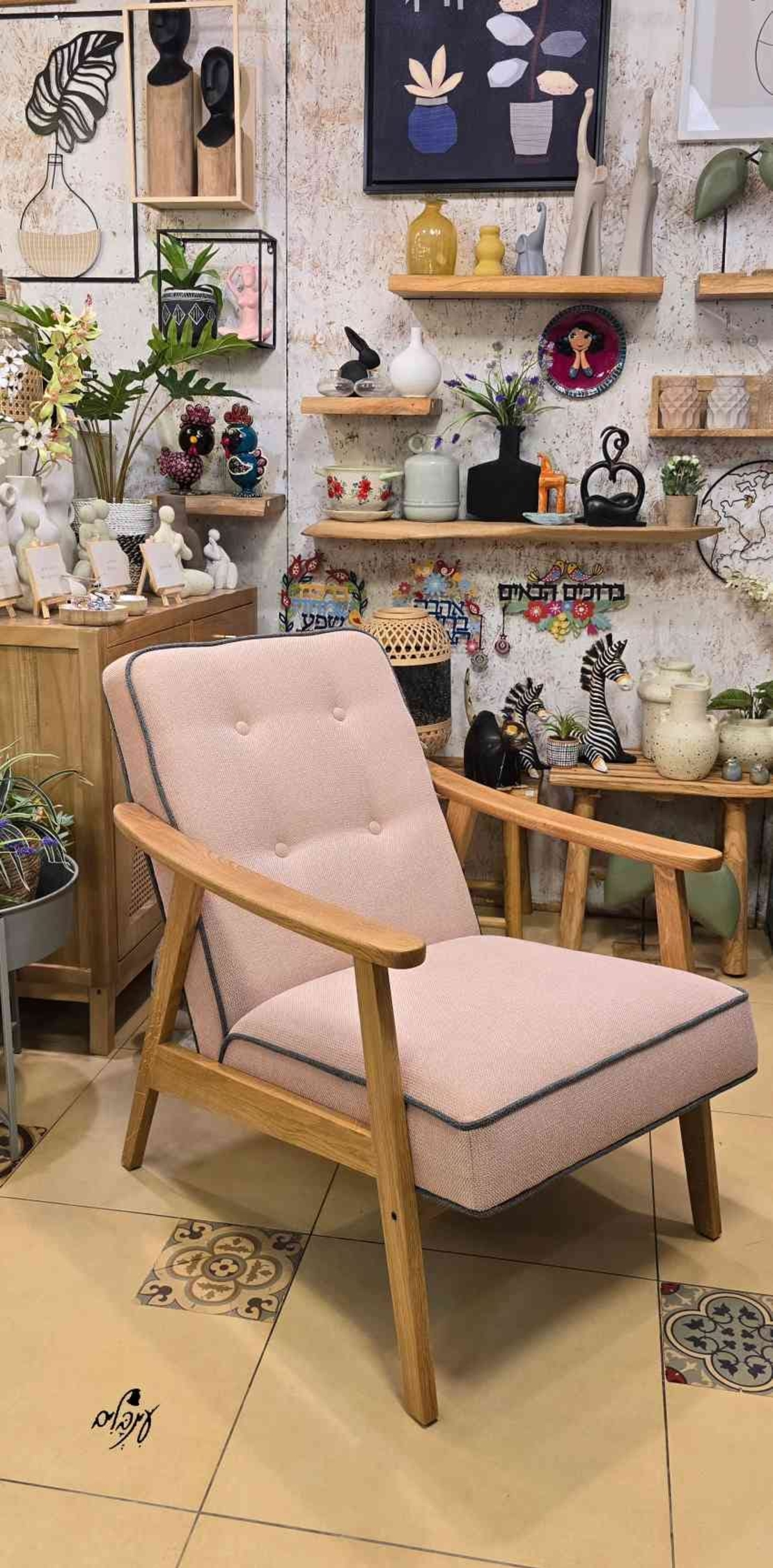 כורסא מעוצבת בגווח  ורוד