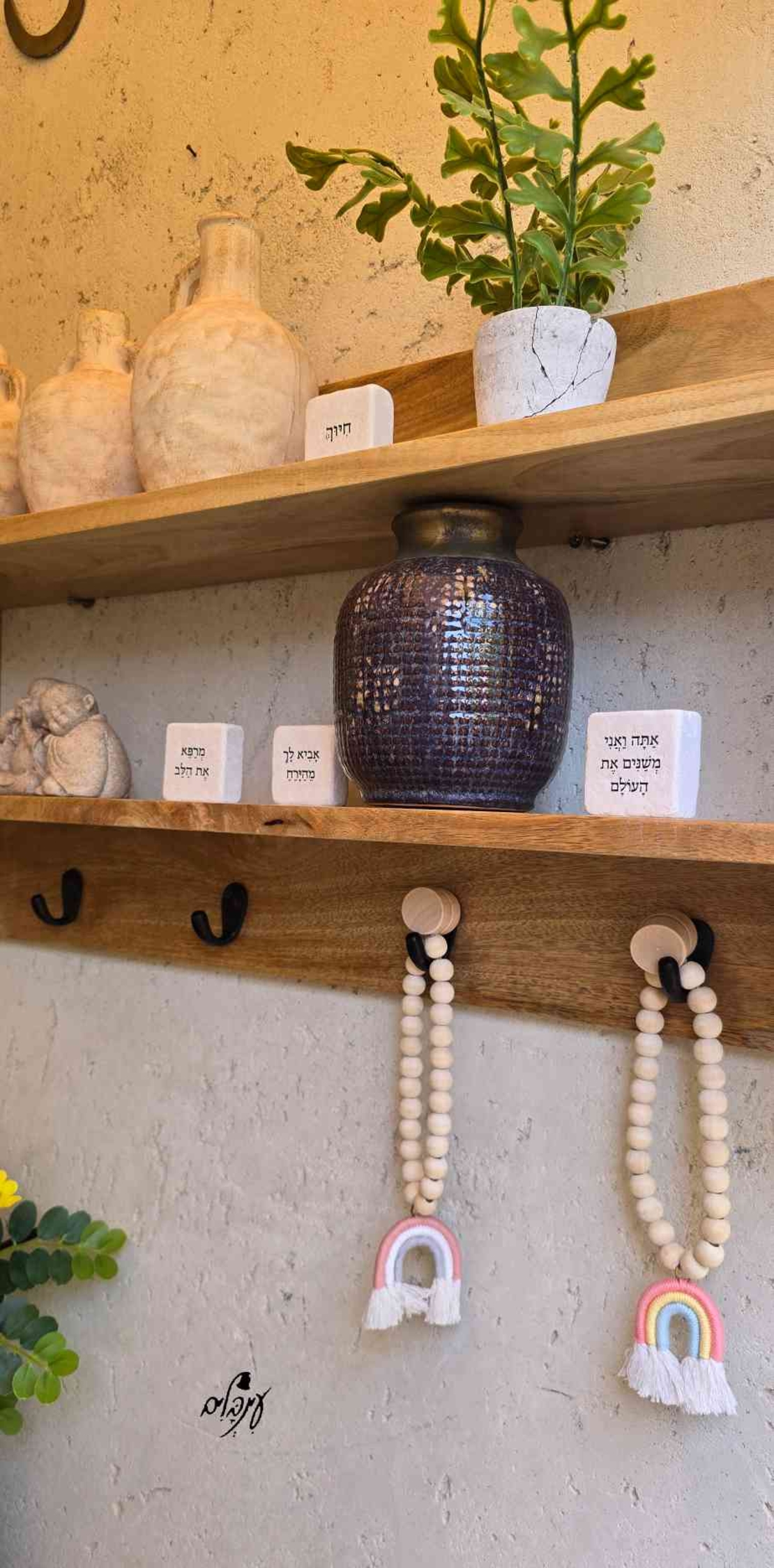 מדף קומותיים עם ווים