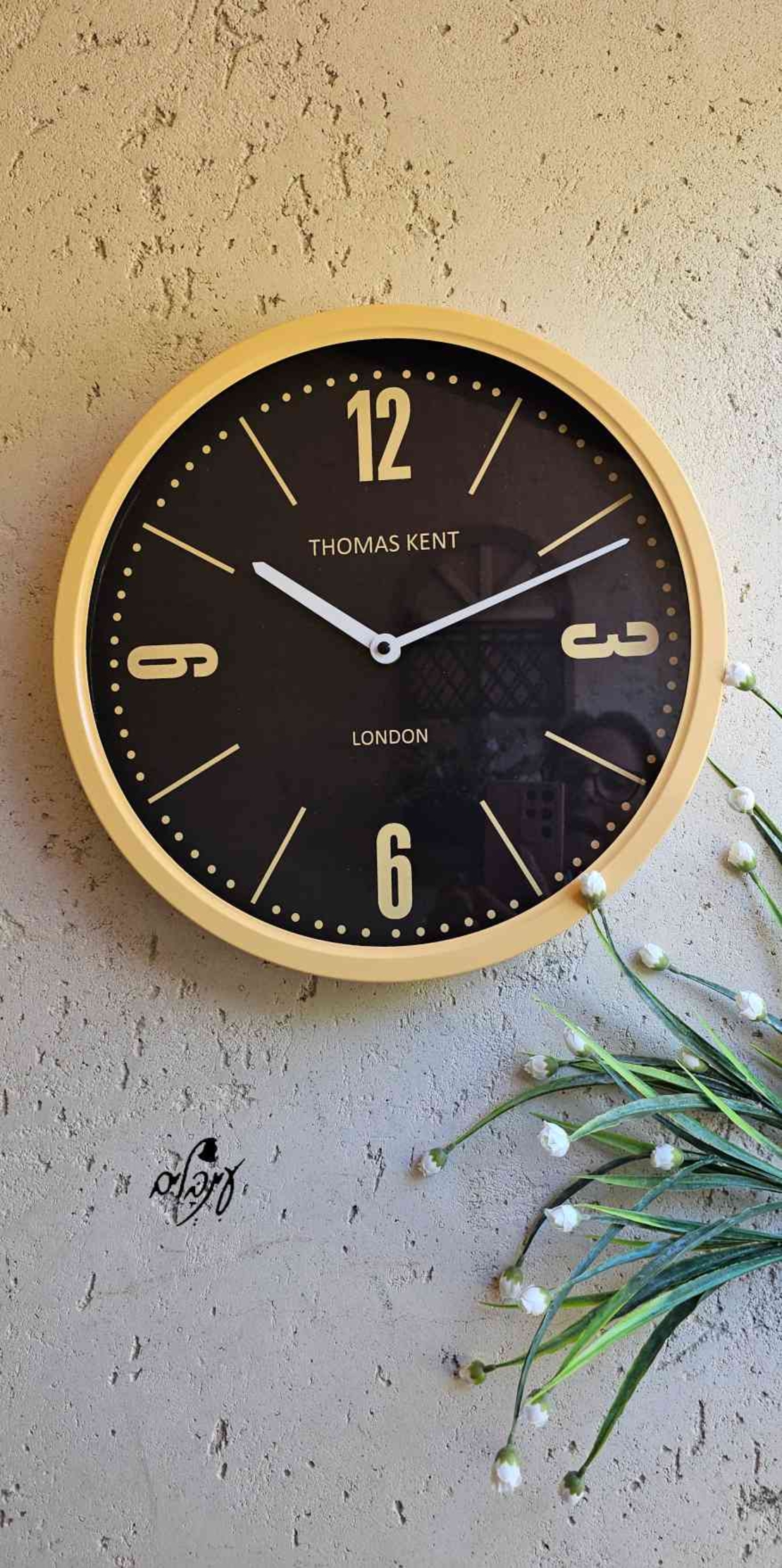 שעון קיר צהוב רקע שחור