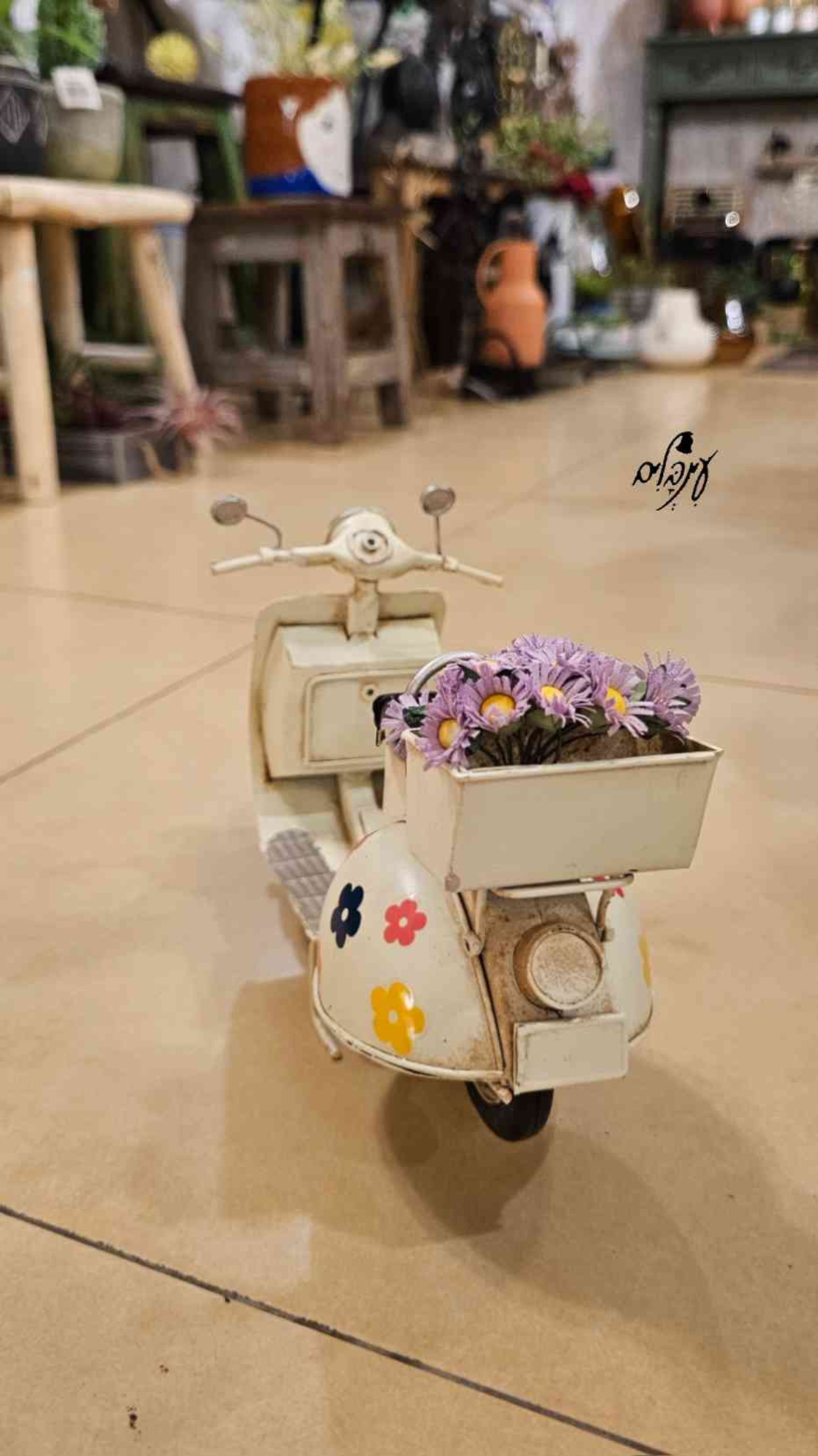 קטנוע לבן פרחוני