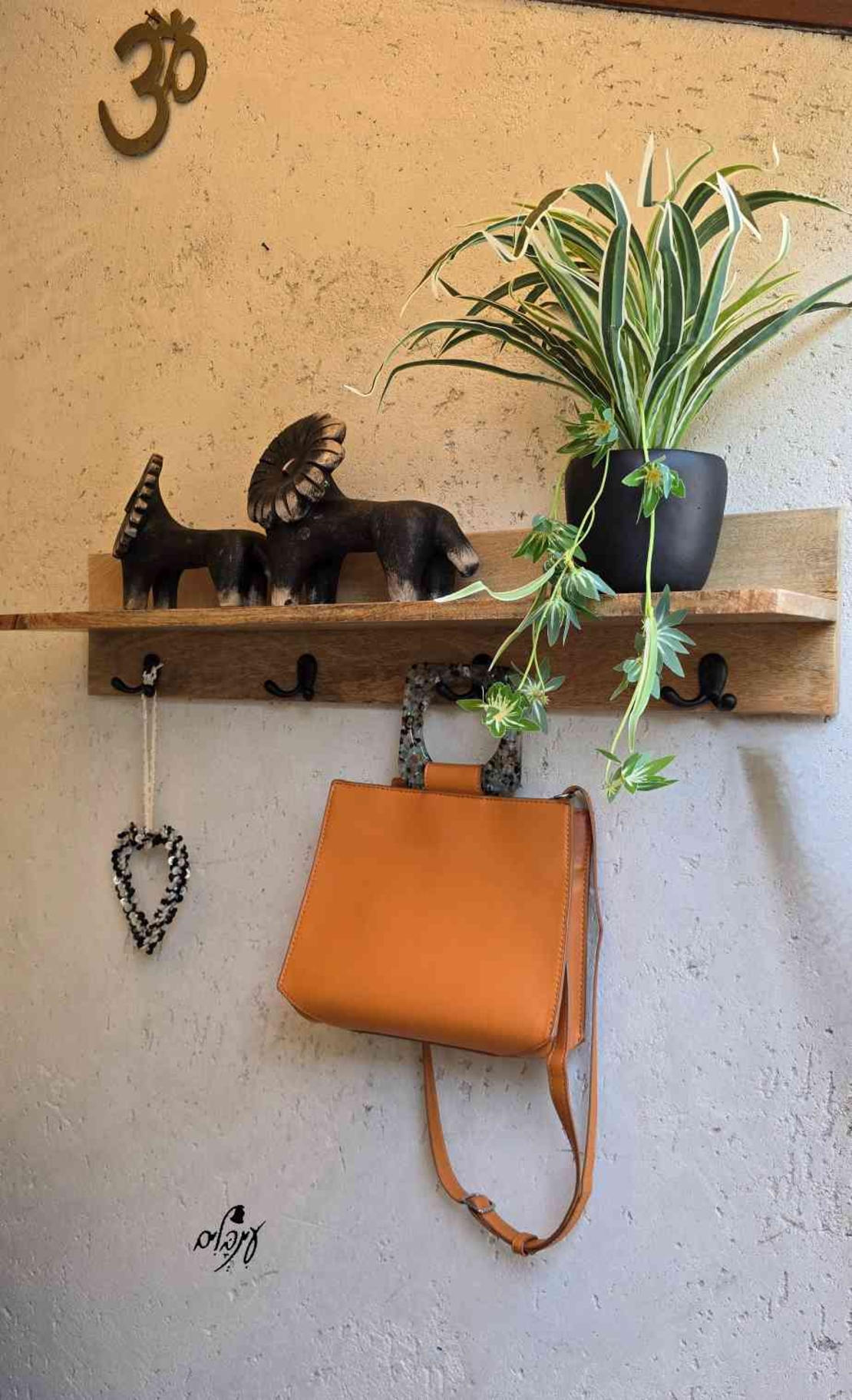 מדף עץ ווים