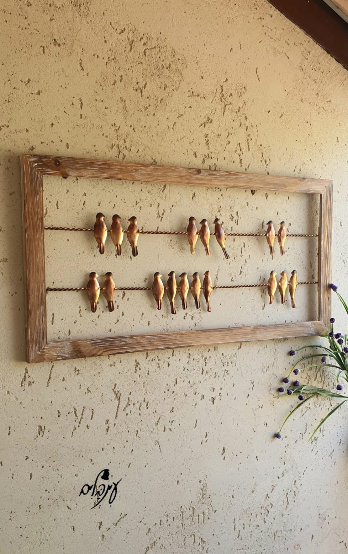 תמונת ציפורים מוזהבות על מוט