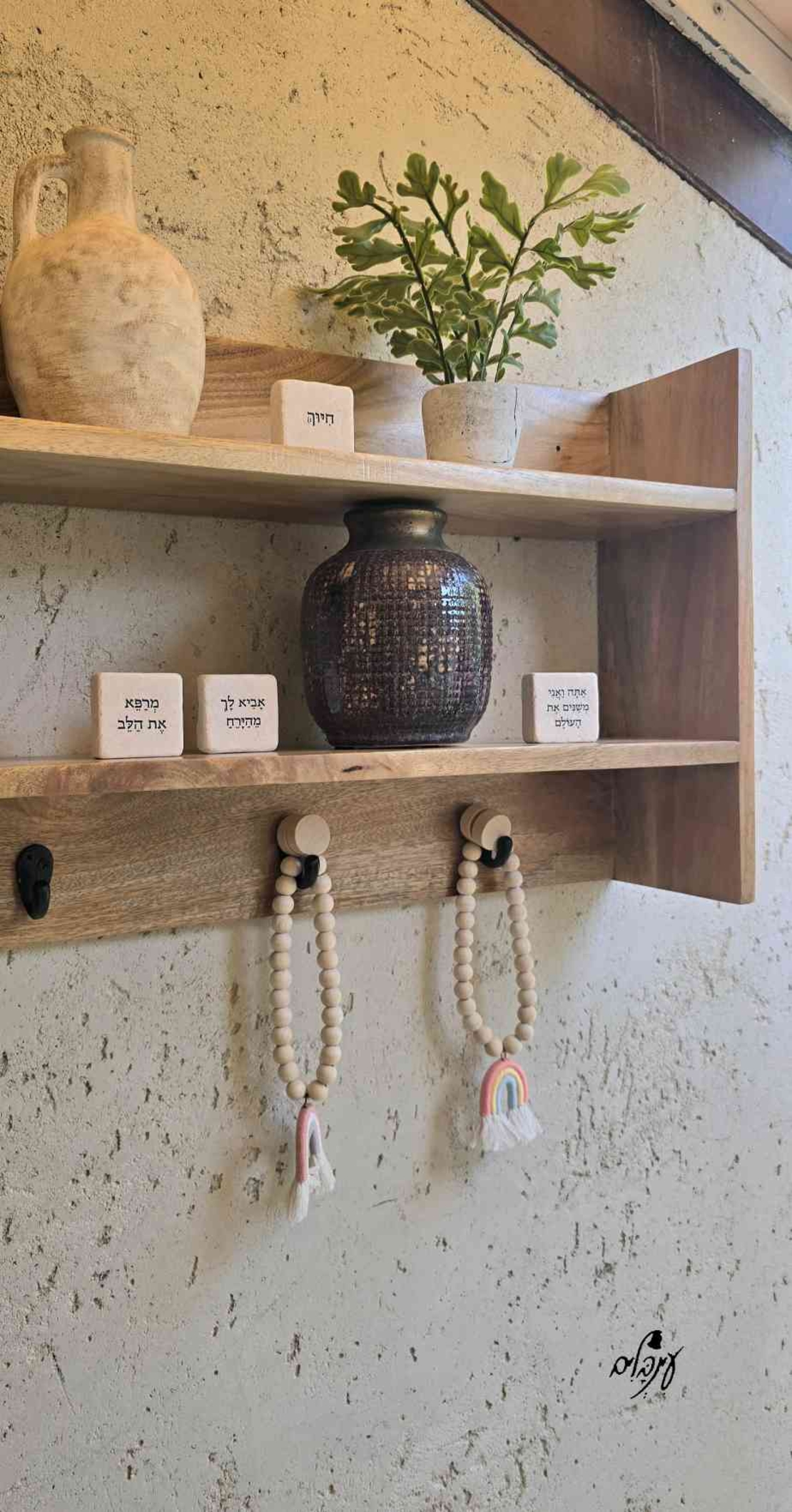 מדף קומותיים עם ווים