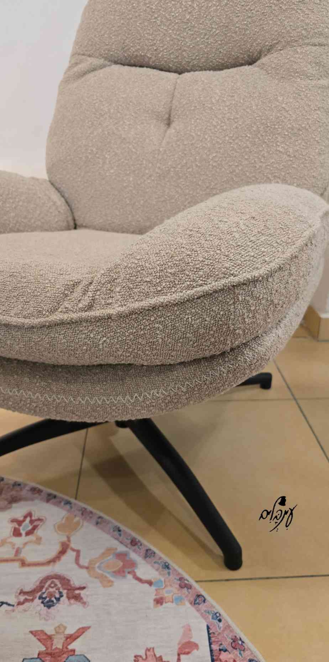 כורסא בסגנון רטרו עם הדום
