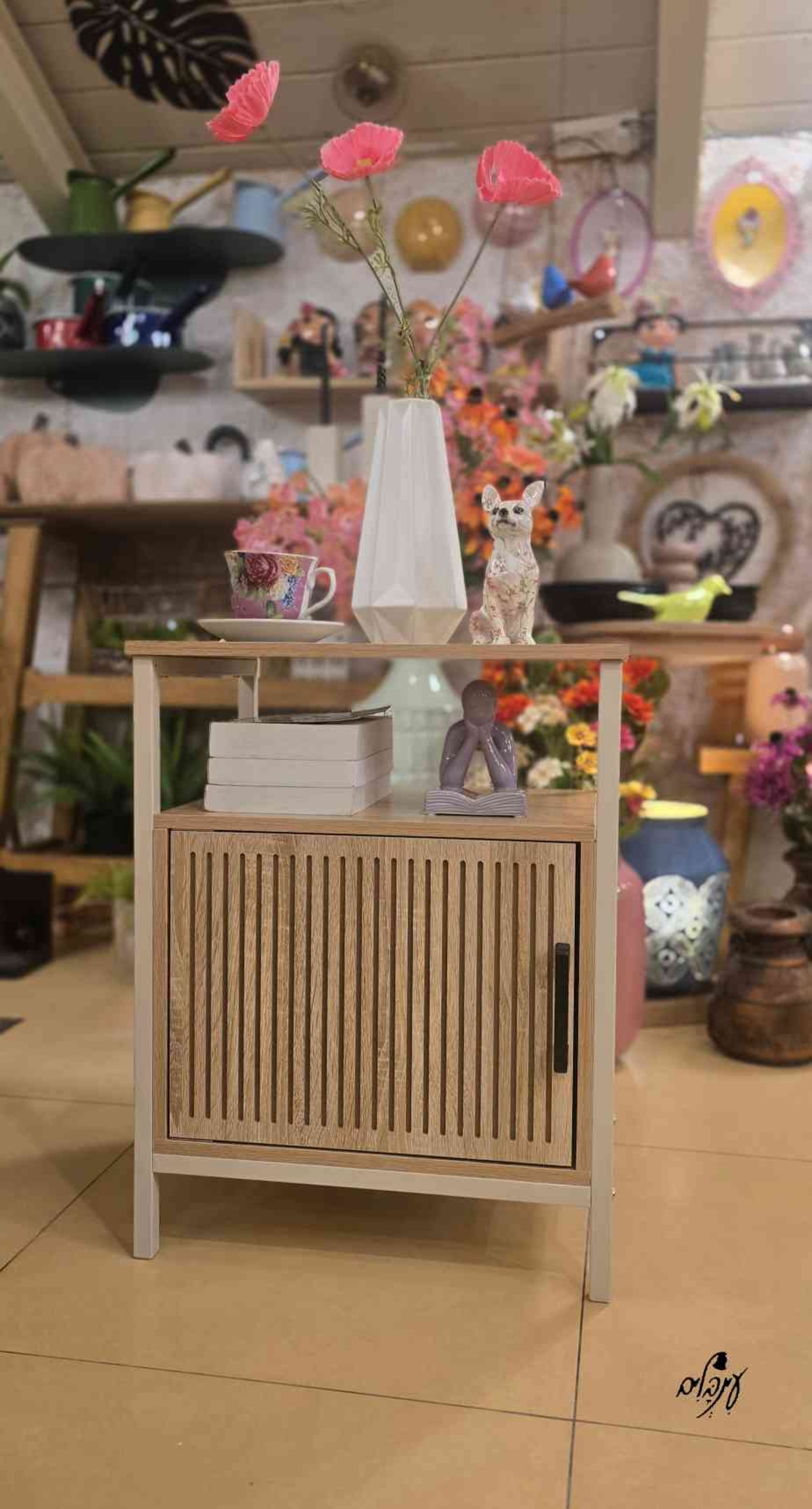 ארונית צד מעוצבת פסים לבנה