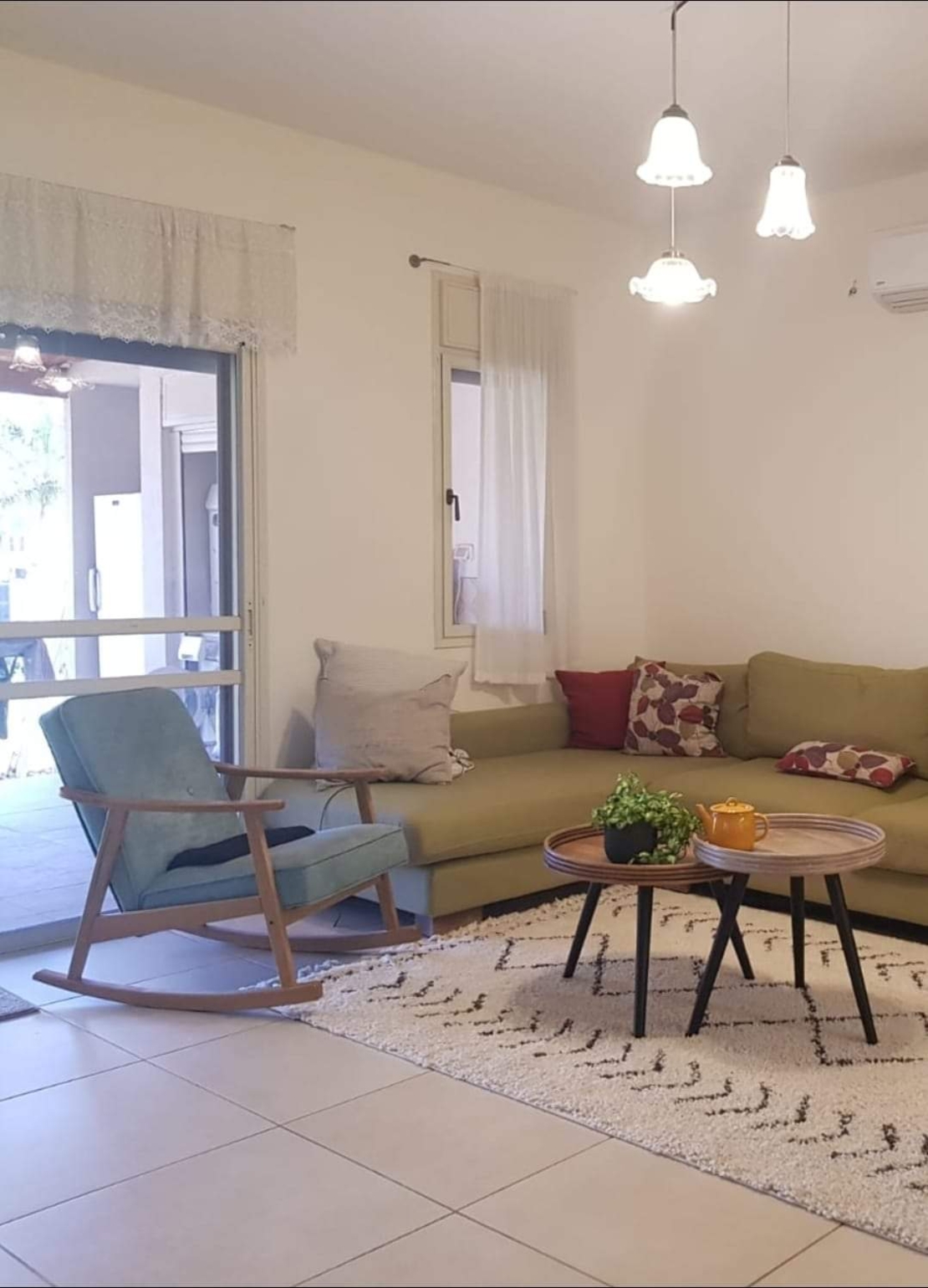 כורסת נדנדה גוון צהוב