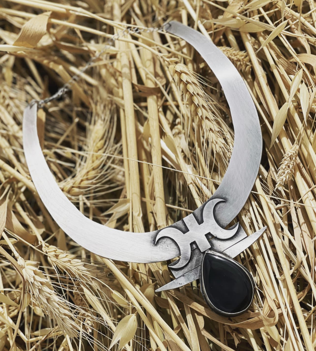 Black moon choker