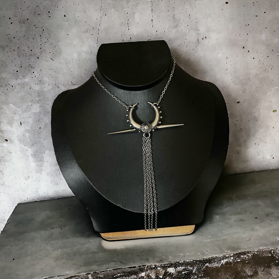 Lunatic necklace
