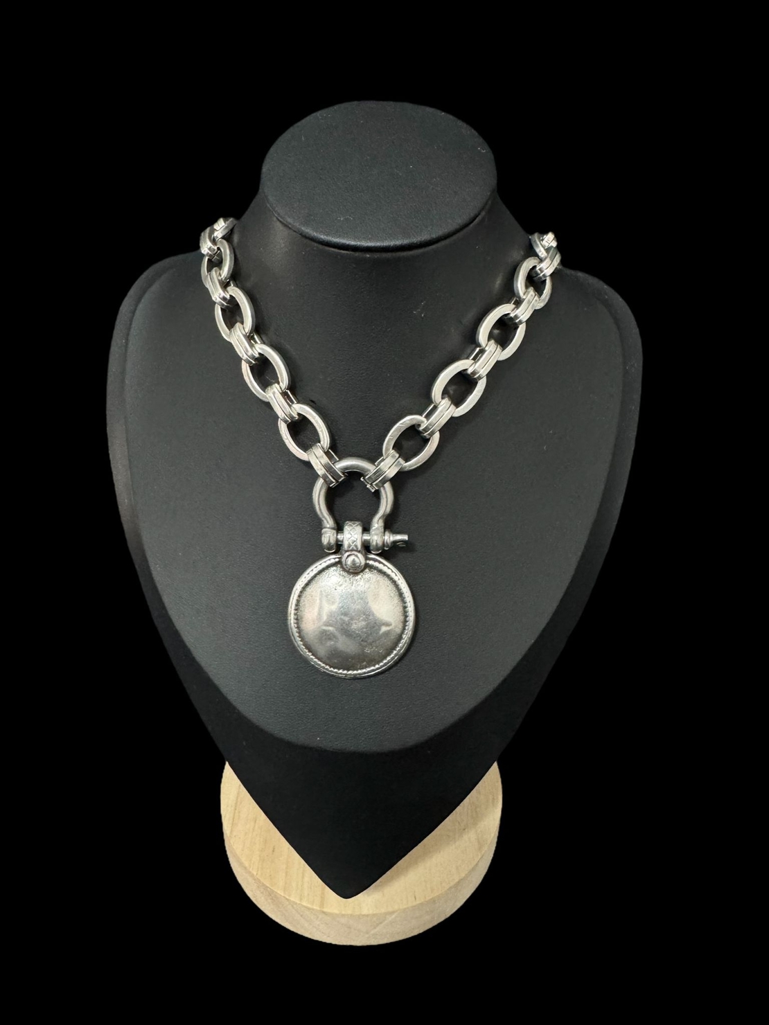 Monic necklace