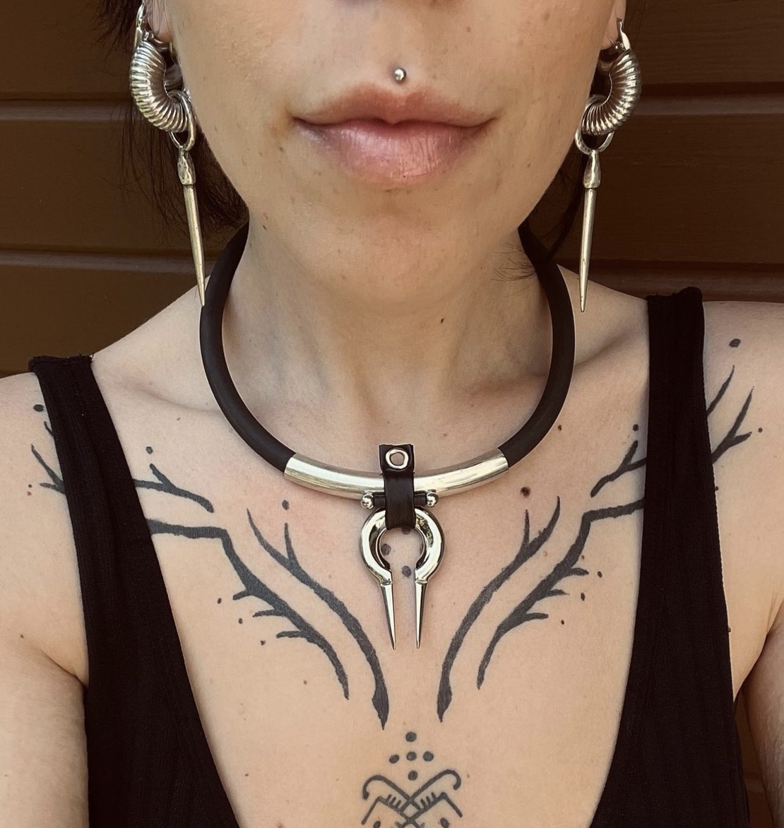 Morticia choker