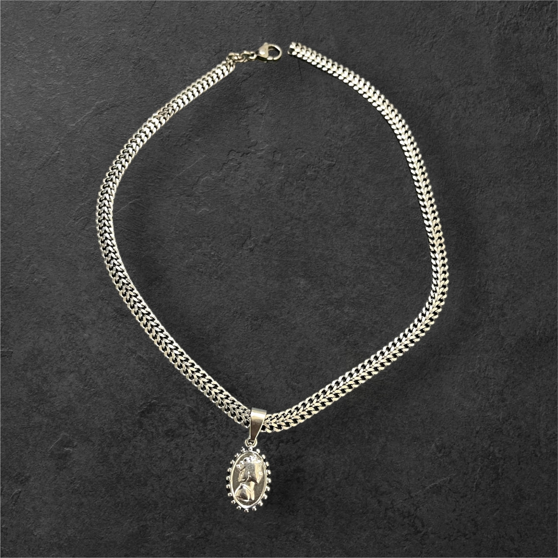 elizabeth choker
