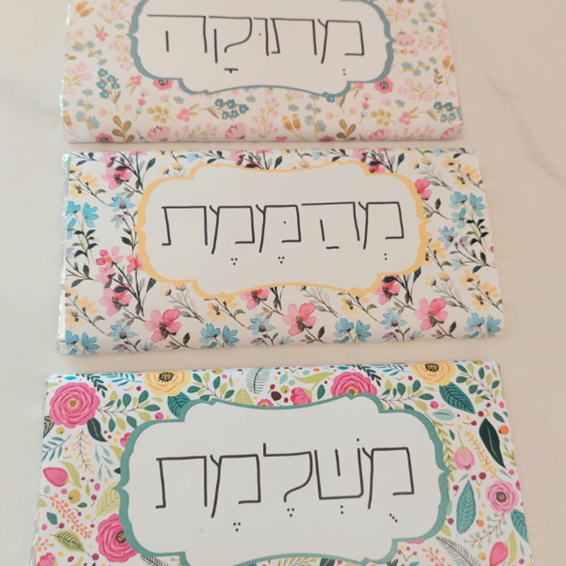יום האישה- שוקולד פרחים ואיחולים