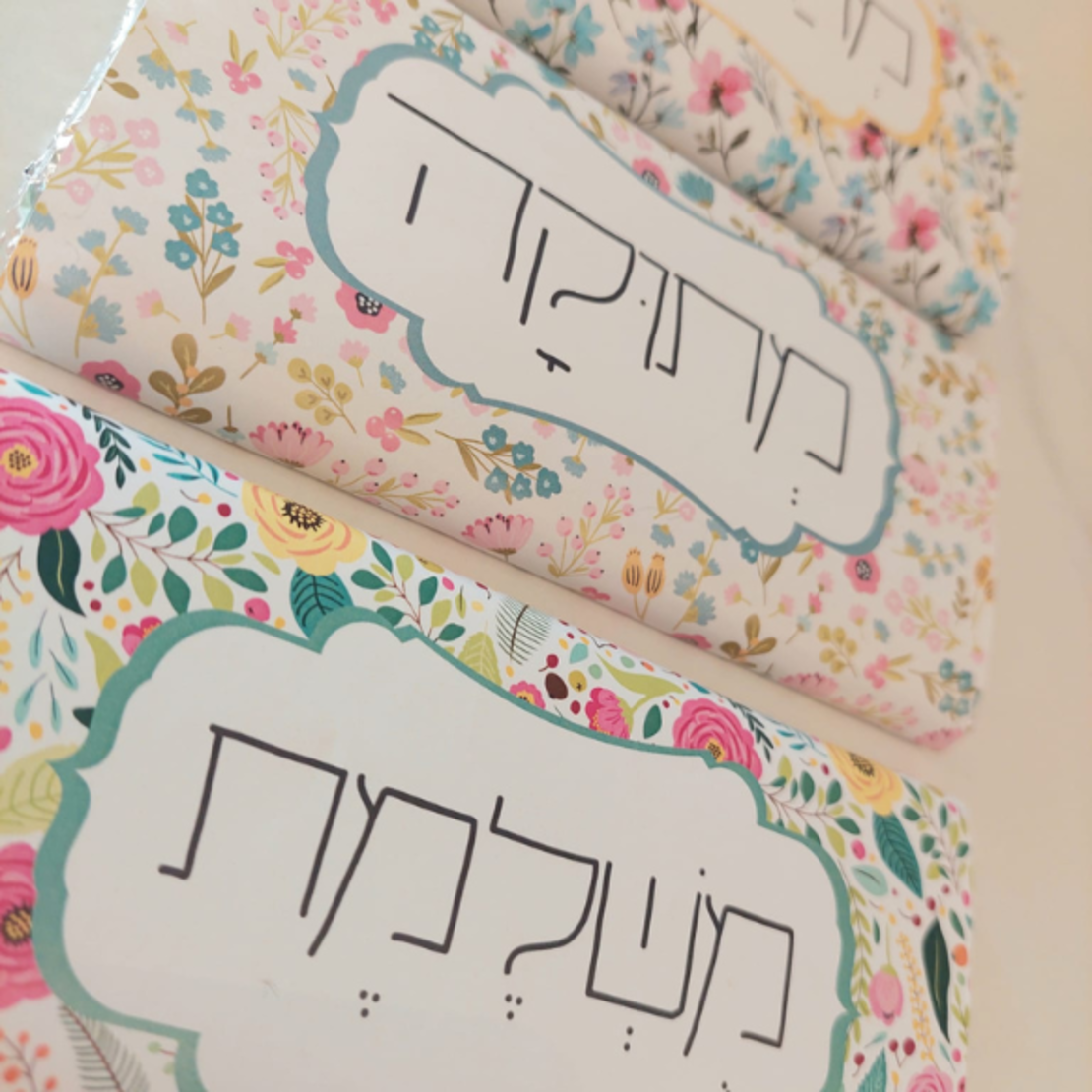 יום האישה- שוקולד פרחים ואיחולים