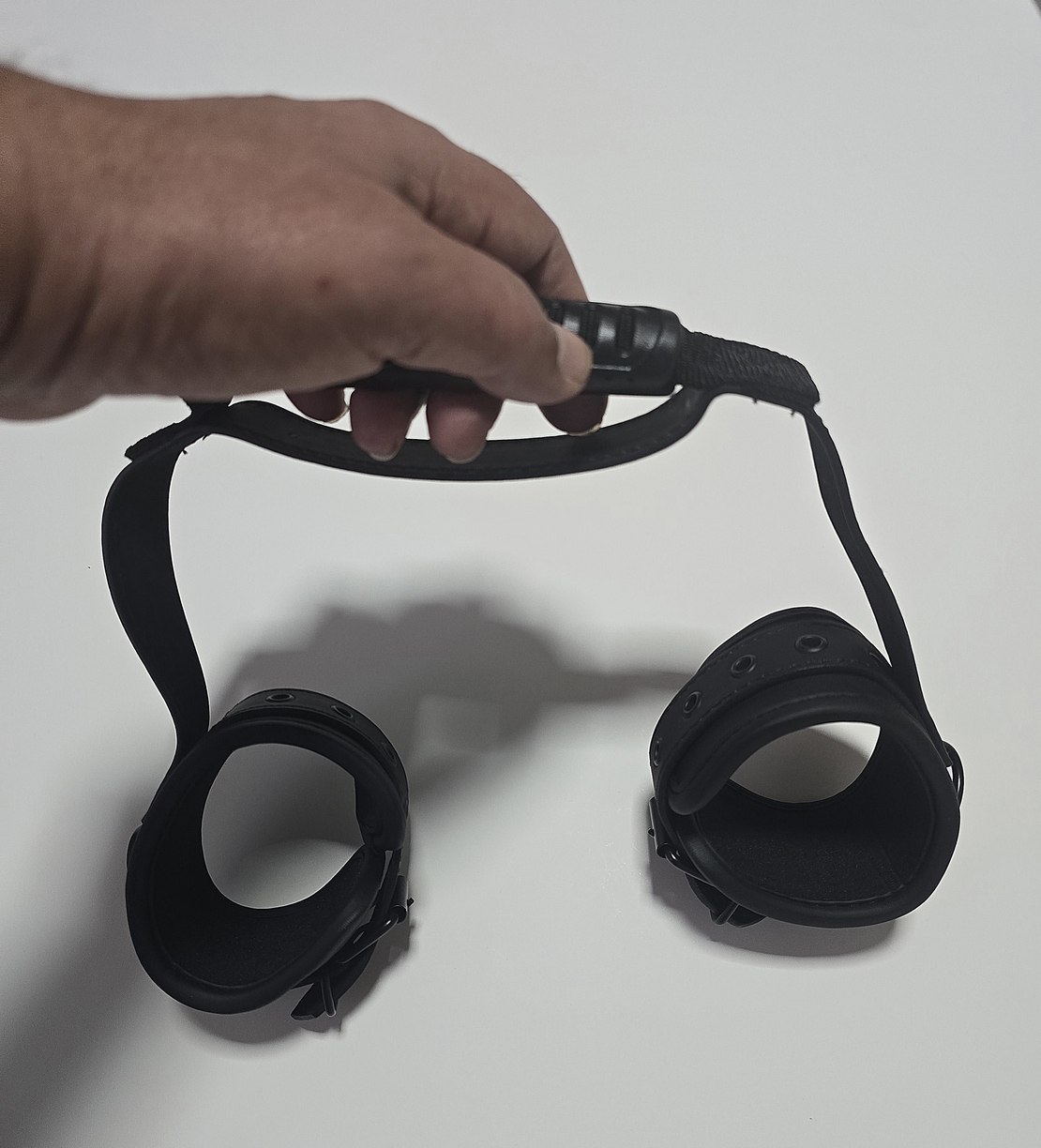 אזיקים עם ידית נשיאה