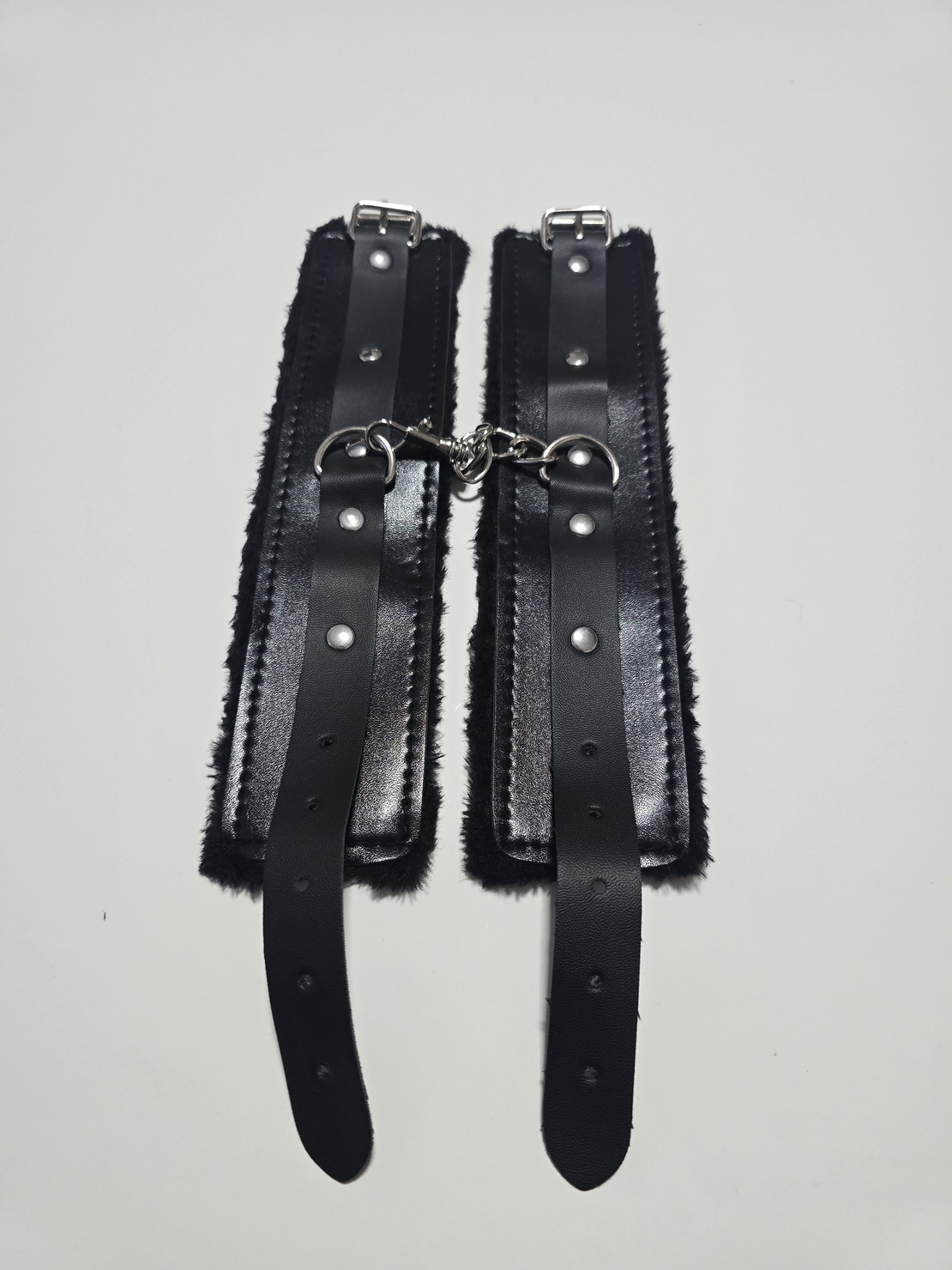 אזיקי ידיים שחורות דמוי עור עם פרווה פנימית