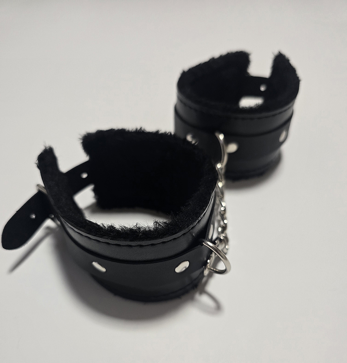 אזיקי ידיים שחורות דמוי עור עם פרווה פנימית