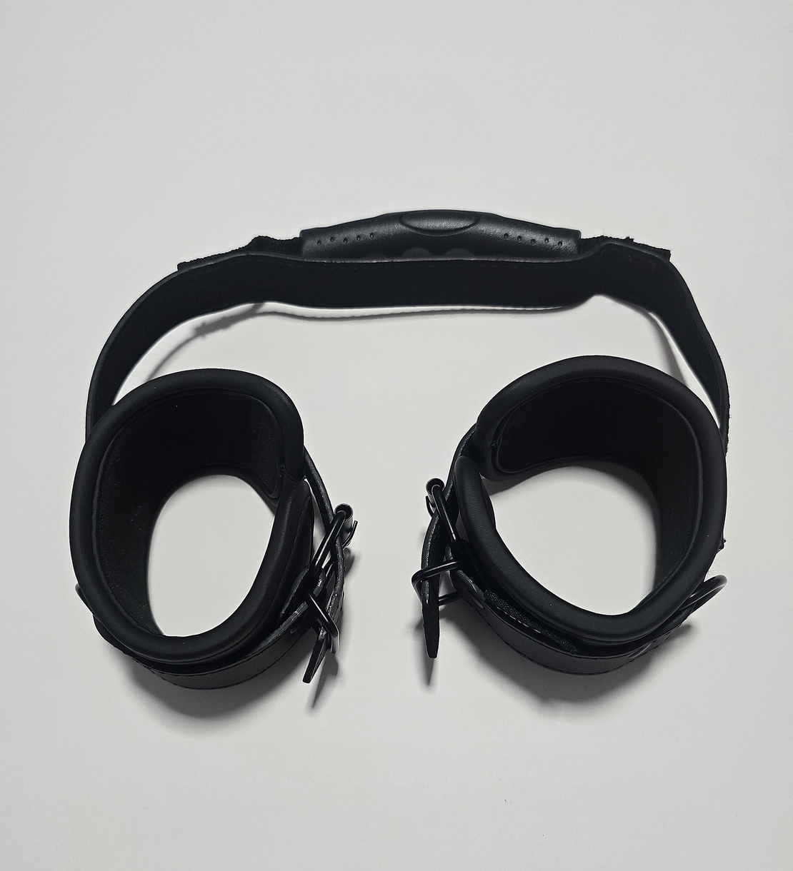 אזיקים עם ידית נשיאה