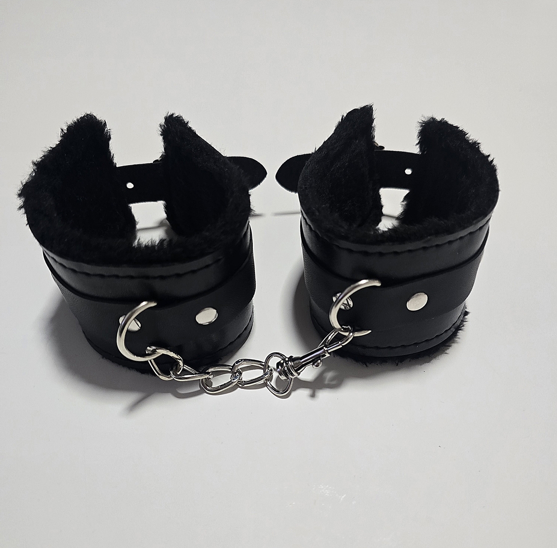 אזיקי ידיים שחורות דמוי עור עם פרווה פנימית