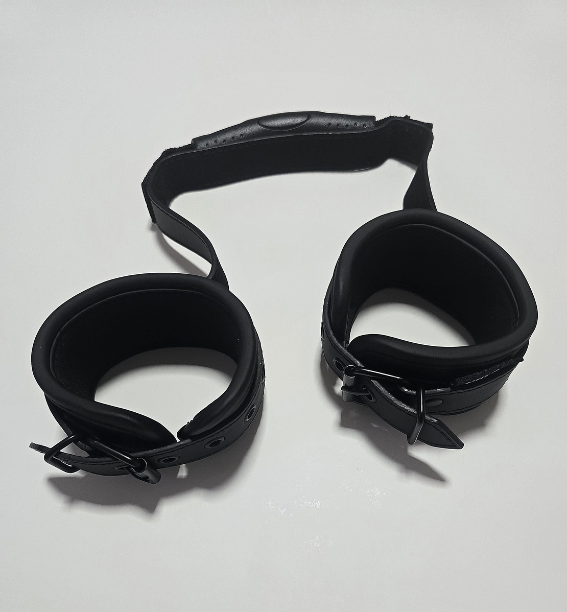 אזיקים עם ידית נשיאה