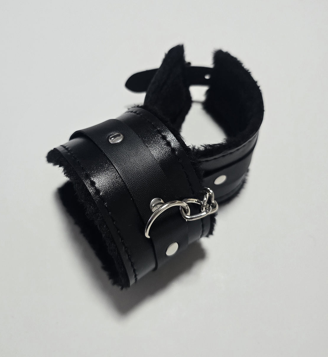 אזיקי ידיים שחורות דמוי עור עם פרווה פנימית