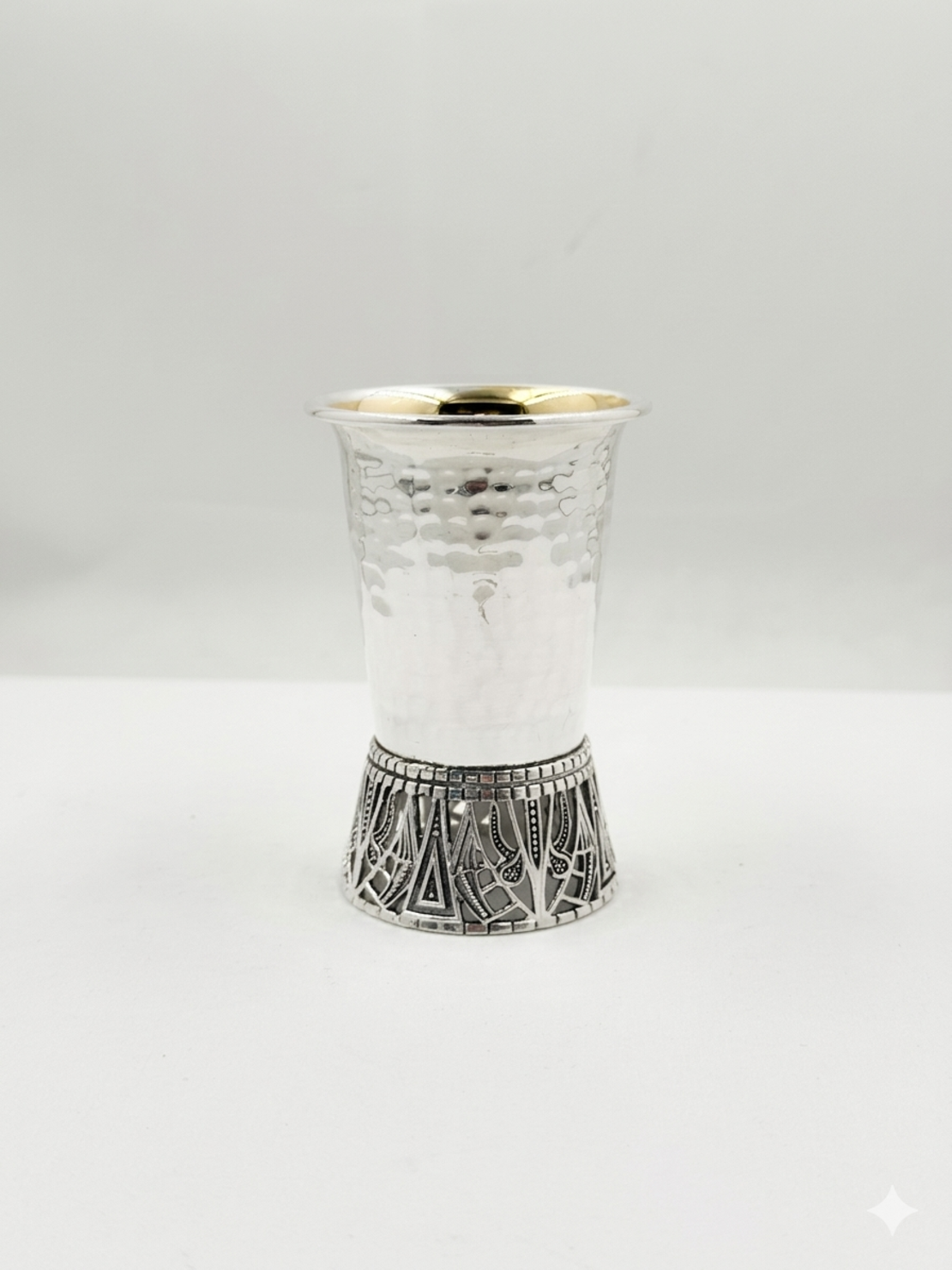 כוסית פטיש רגל מעוטרת