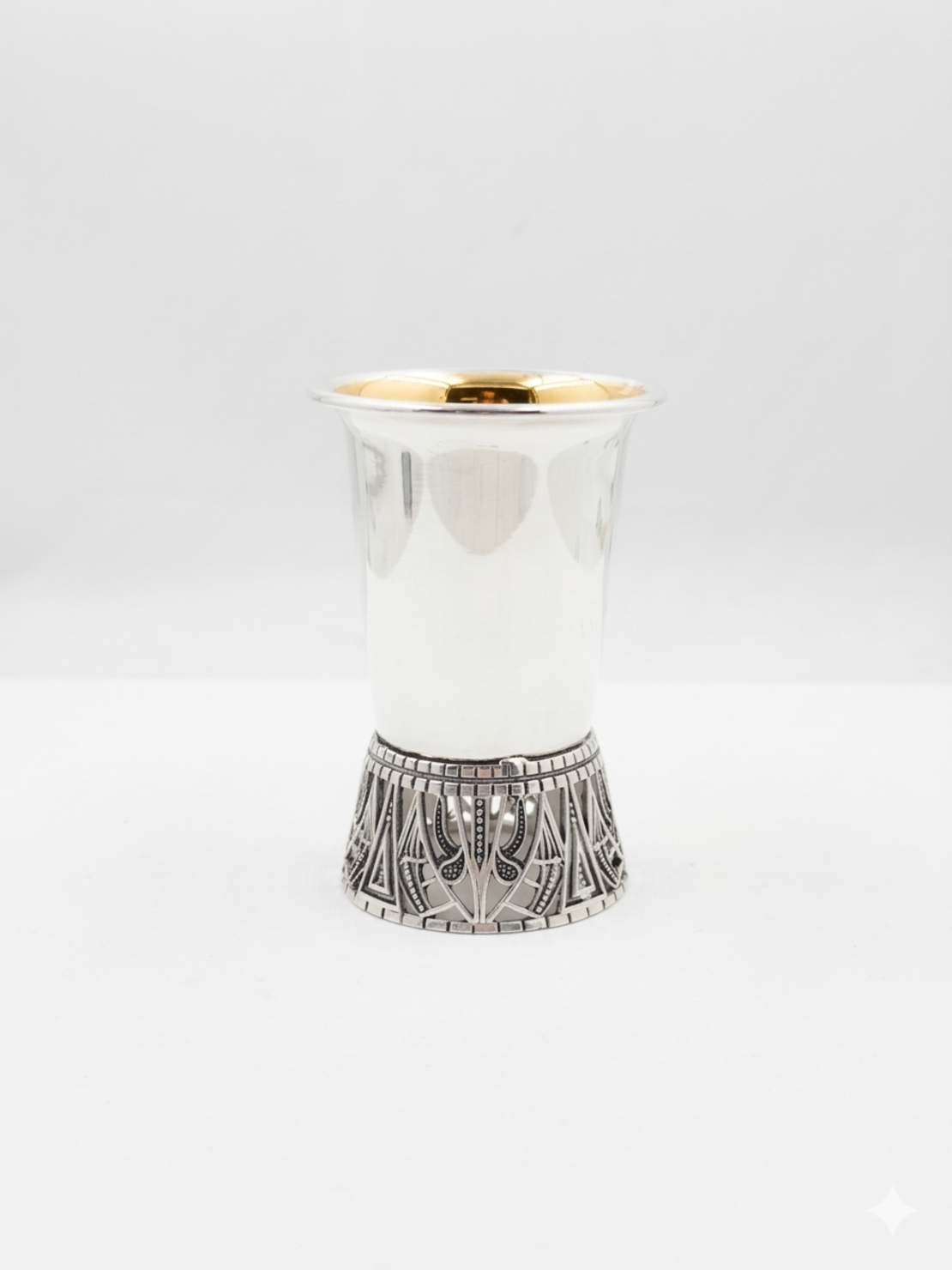 כוסית חלקה רגל מעוטרת