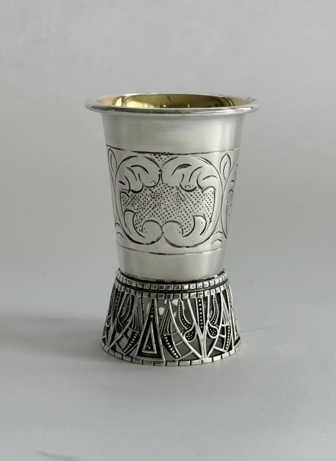 כוסית ריקוע רגל מעוטרת